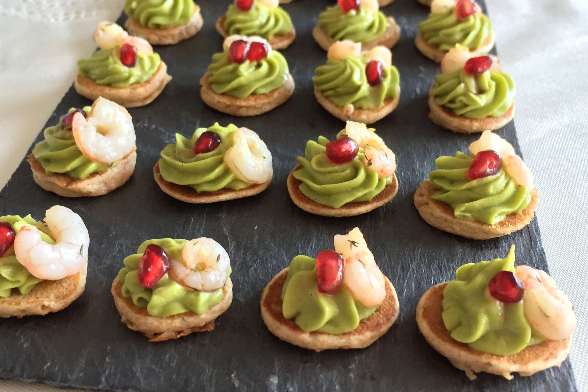 Blinis con Crema de Aguacate y Gambas: El Aperitivo Gourmet Saludable