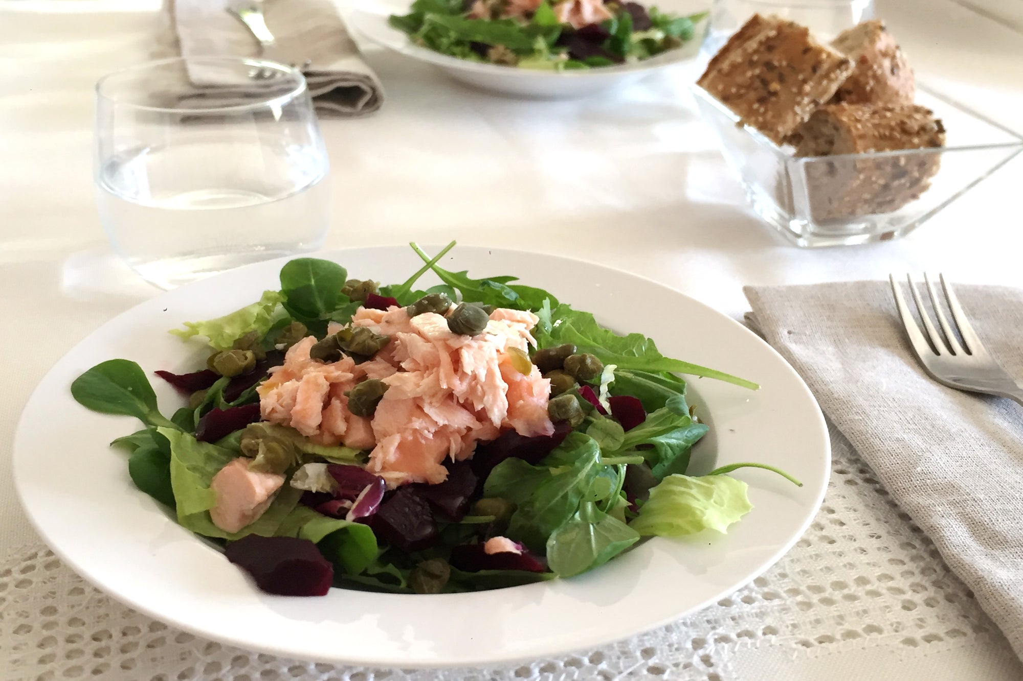 Ensalada de salmón y alcaparras