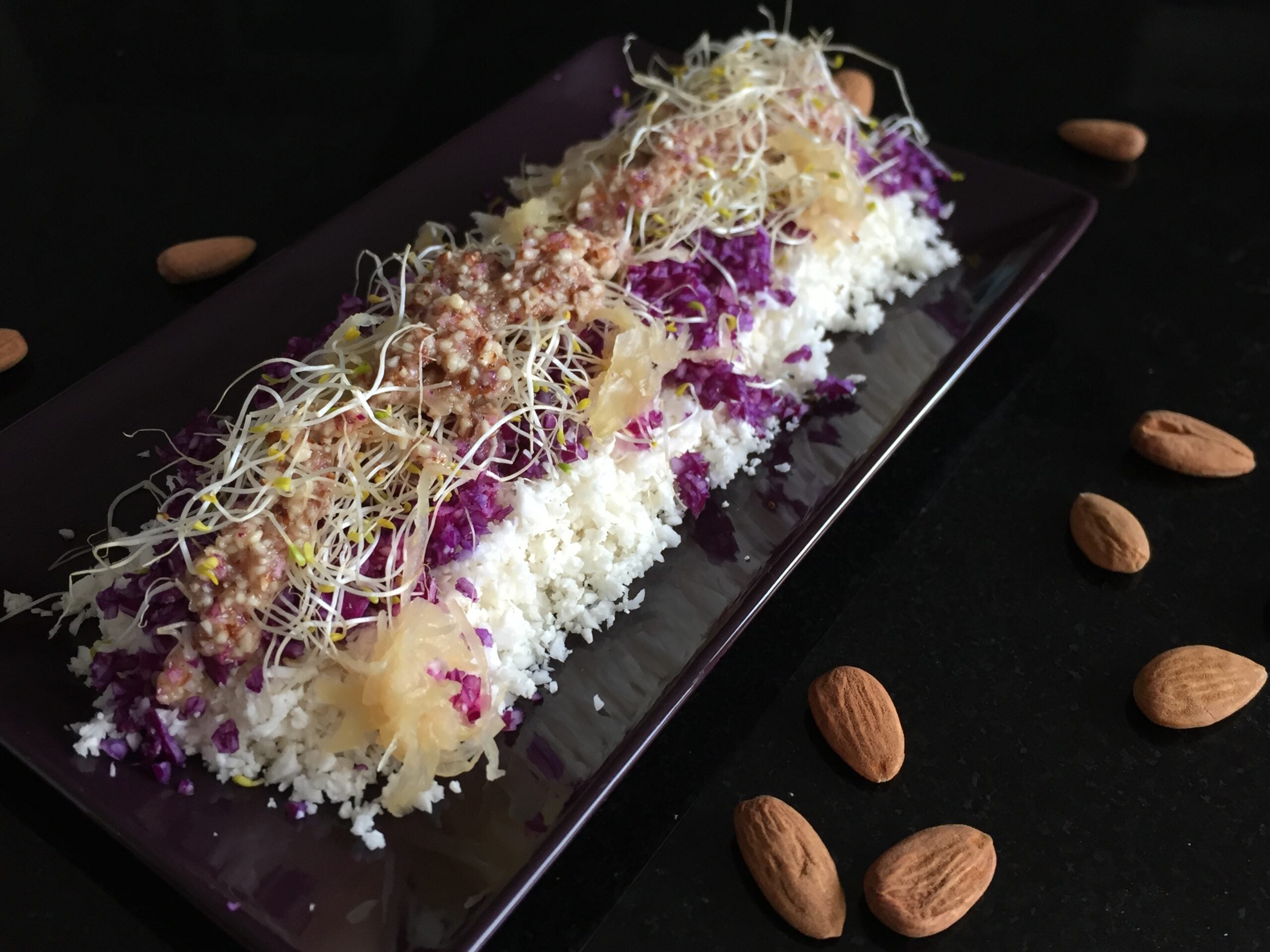 Ensalada de cuscús de coliflor con vinagreta de almendras