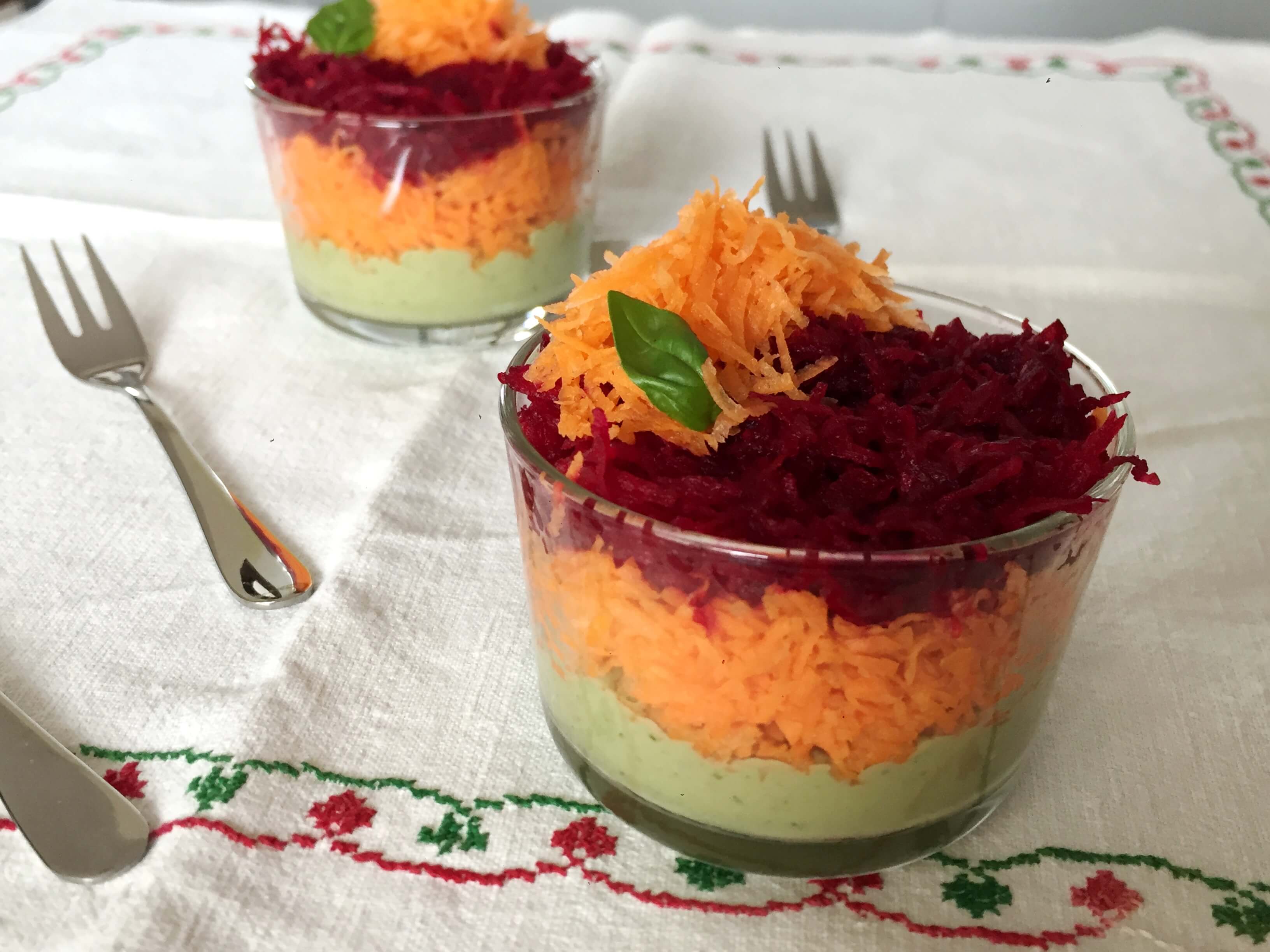 Ensalada de zanahoria y remolacha con salsa de aguacate