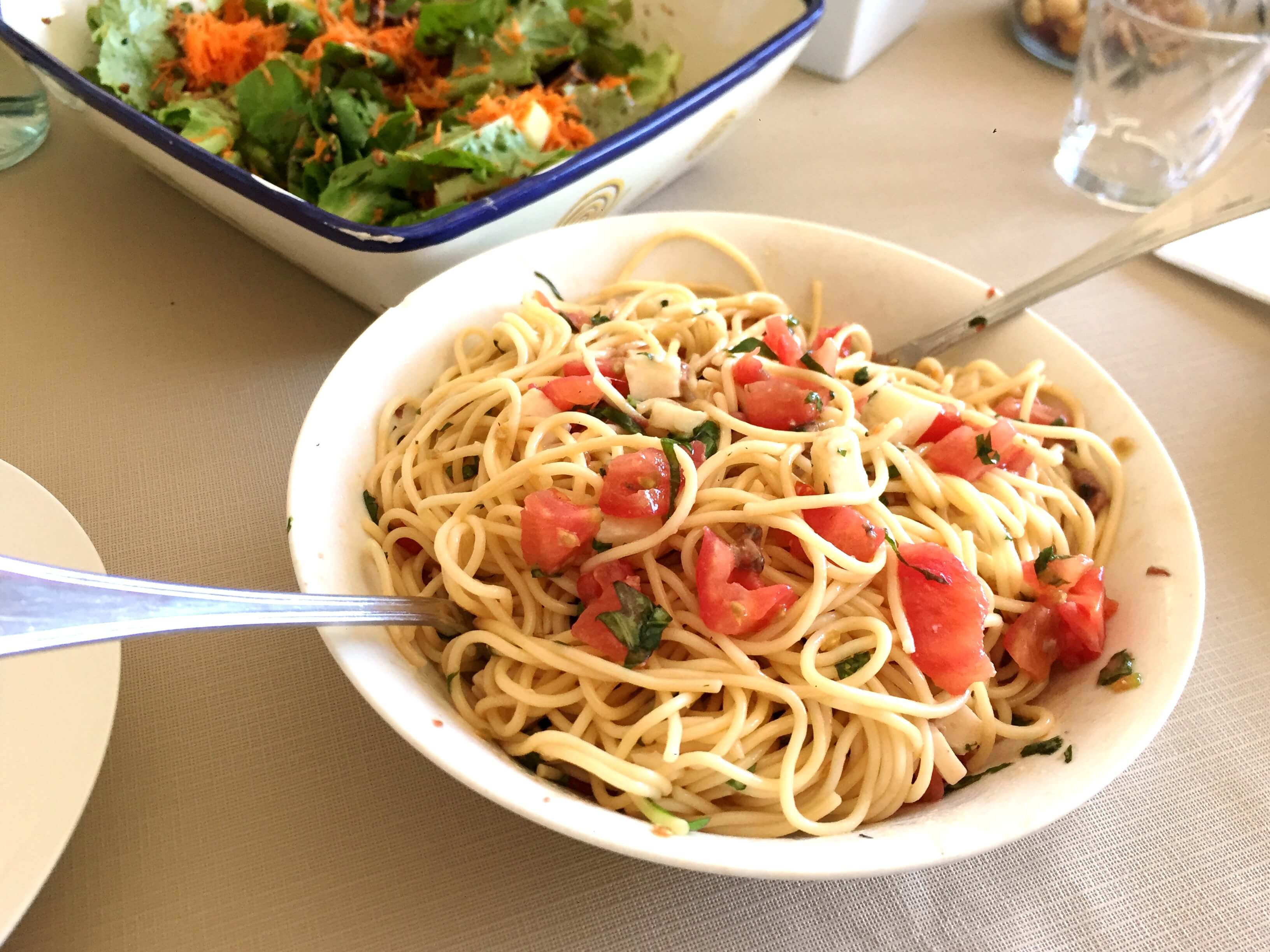 Espaguetis con tomate, queso, anchoas y albahaca
