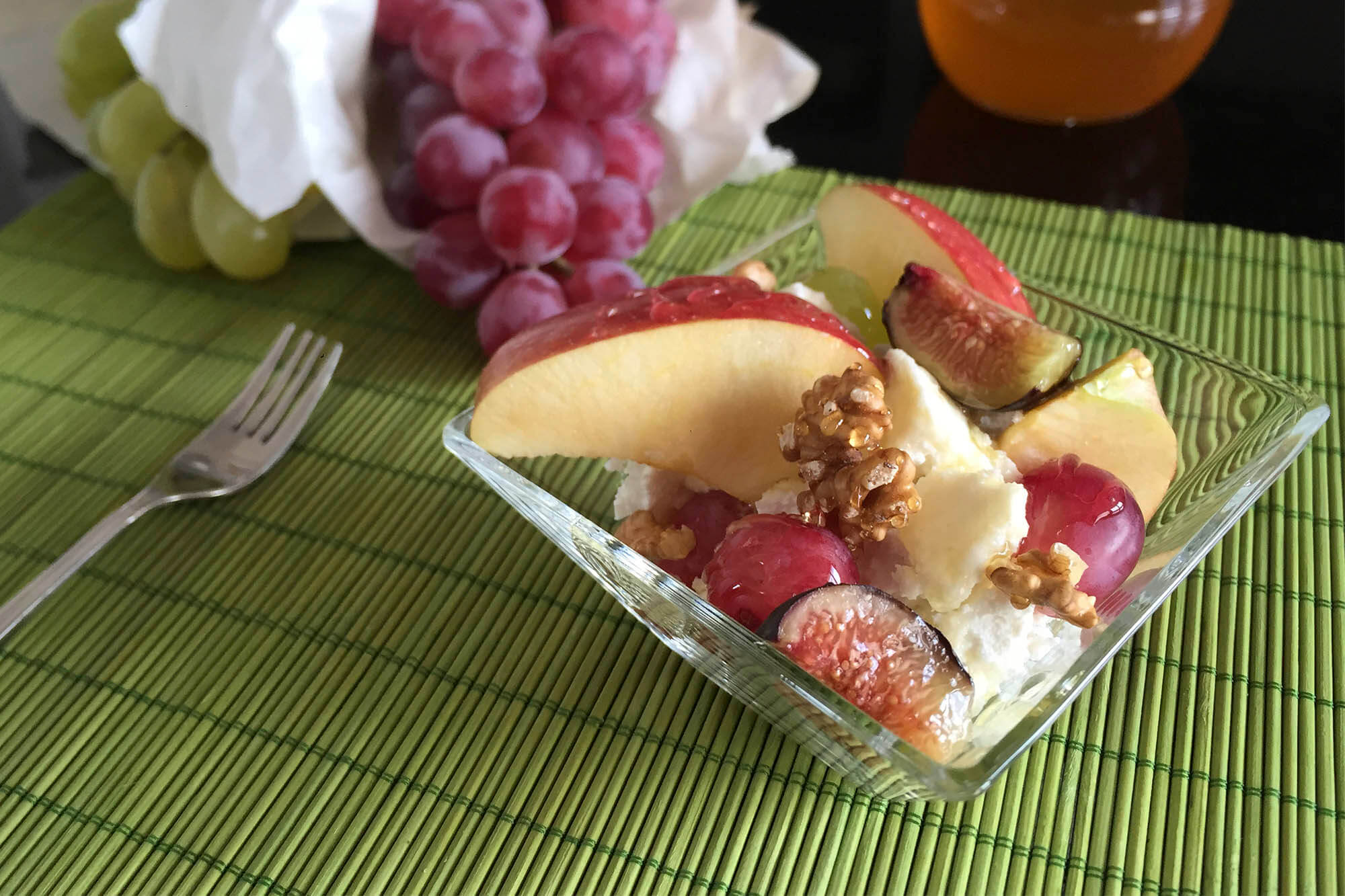 Frutas de otoño con requesón, miel y nueces