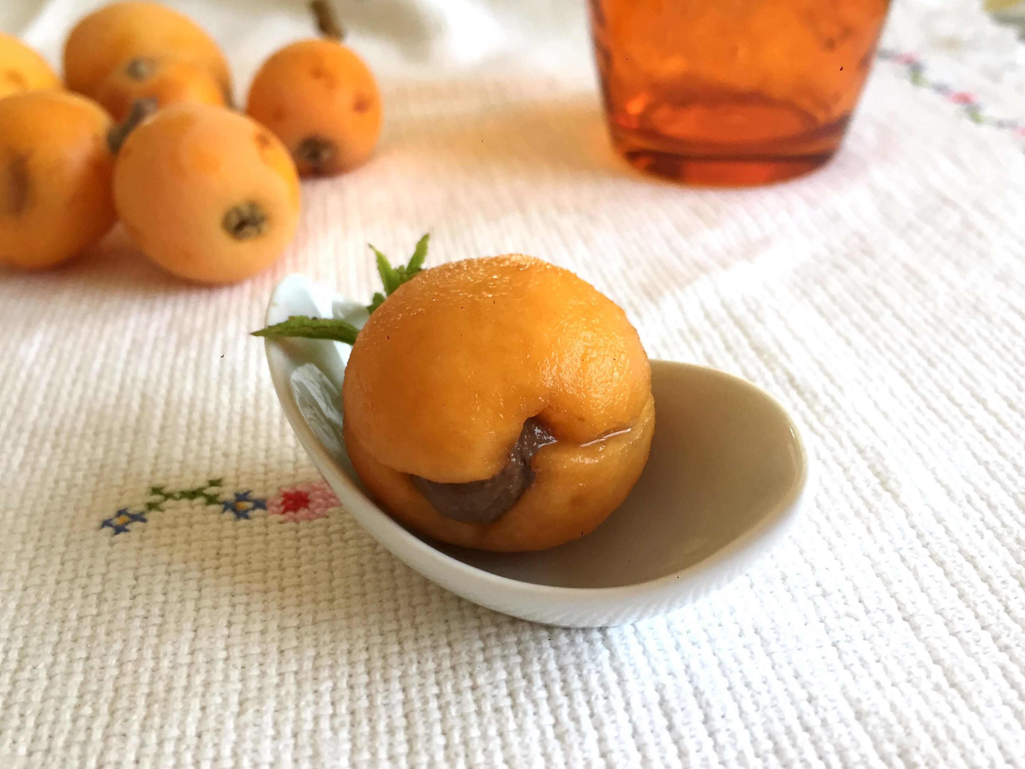 Nísperos rellenos de crema de avellanas y algarroba