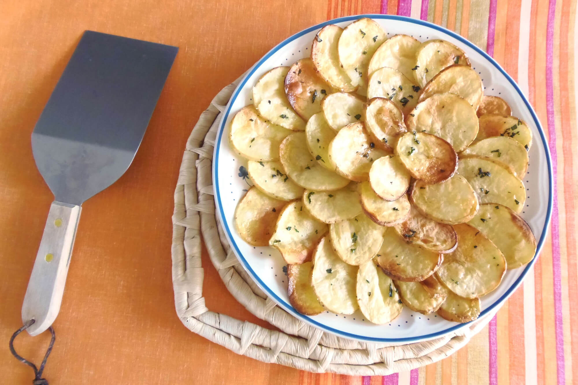 Patatas asadas con albahaca