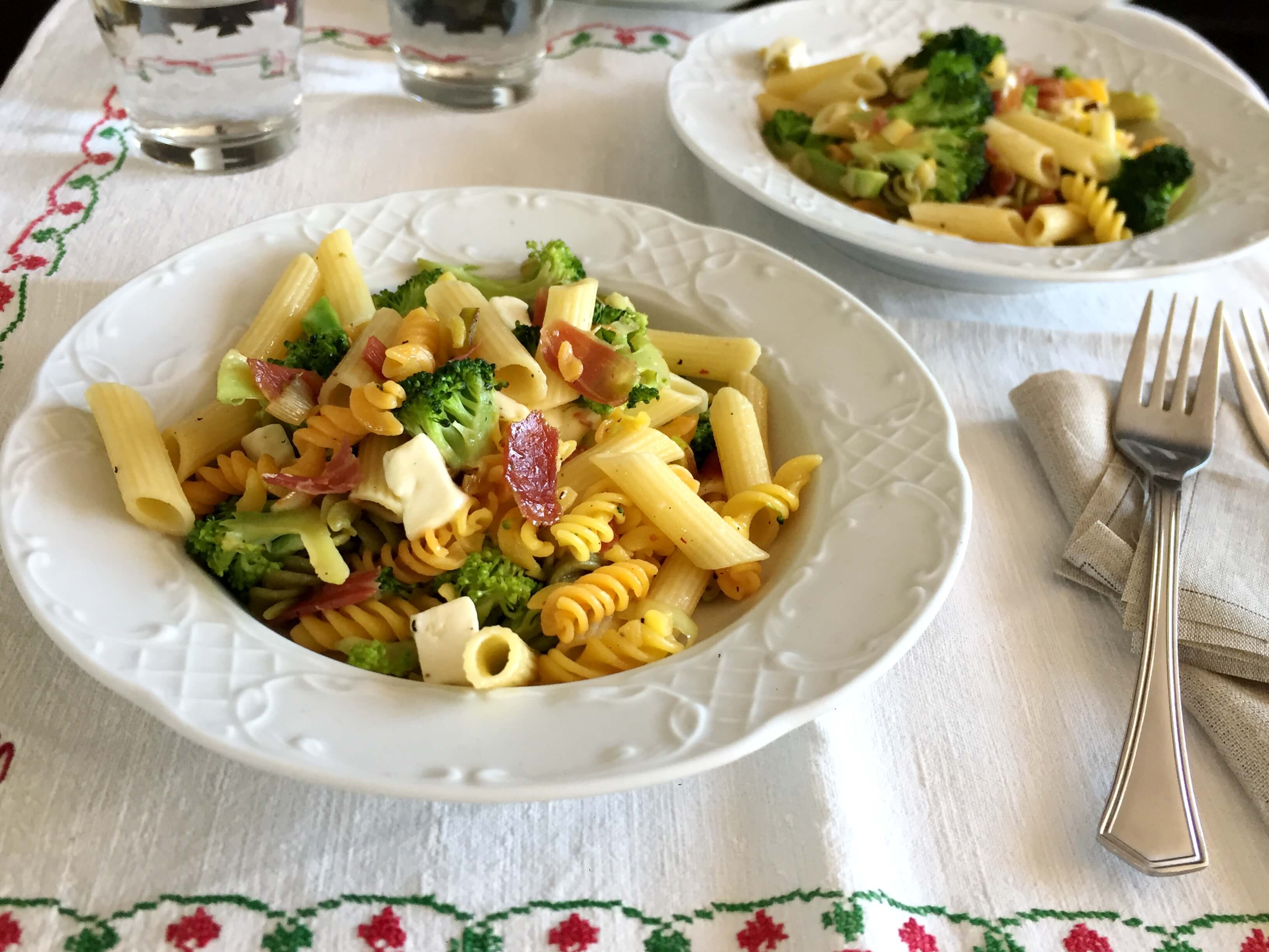 Pasta sin gluten con brócoli, queso fresco y jamón