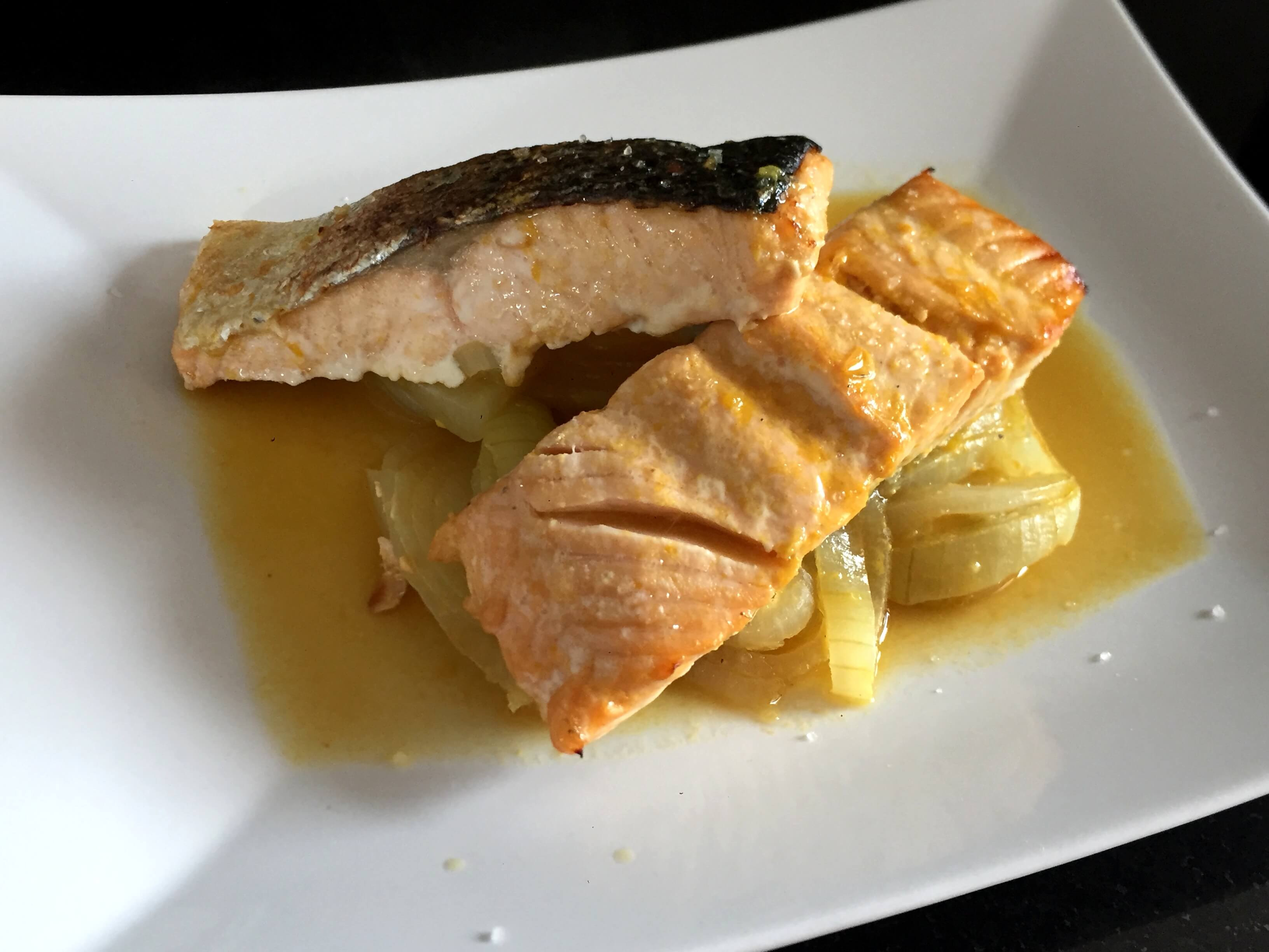 Salmón encebollado a la naranja y jengibre