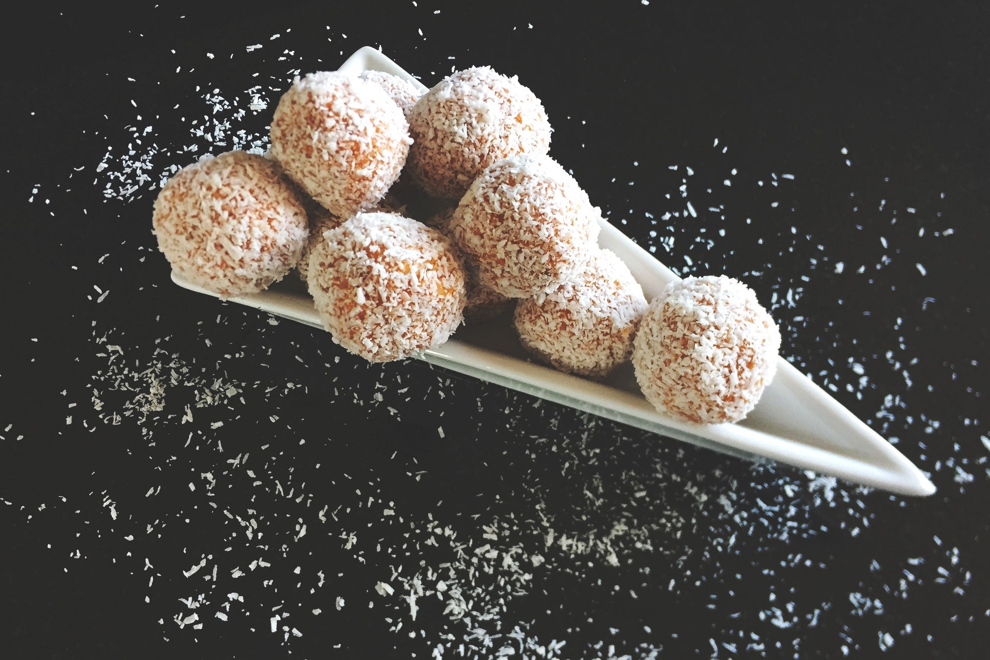 Trufas de almendra, boniato y coco