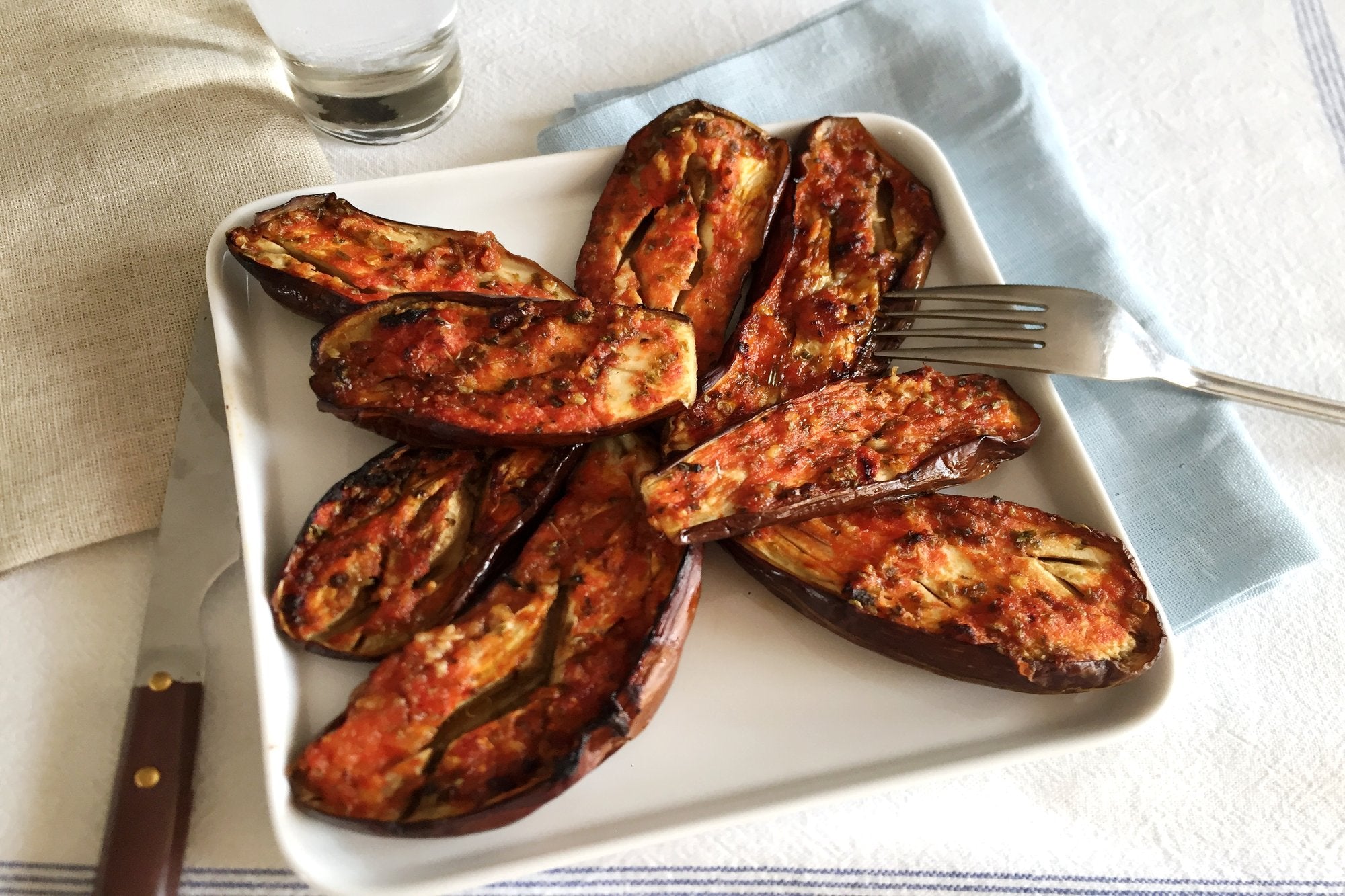 Berenjenas asadas con tomate y orégano