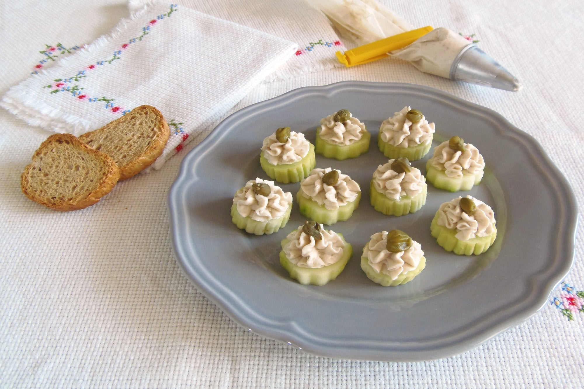 Canapés de pepino, crema de queso y anchoas