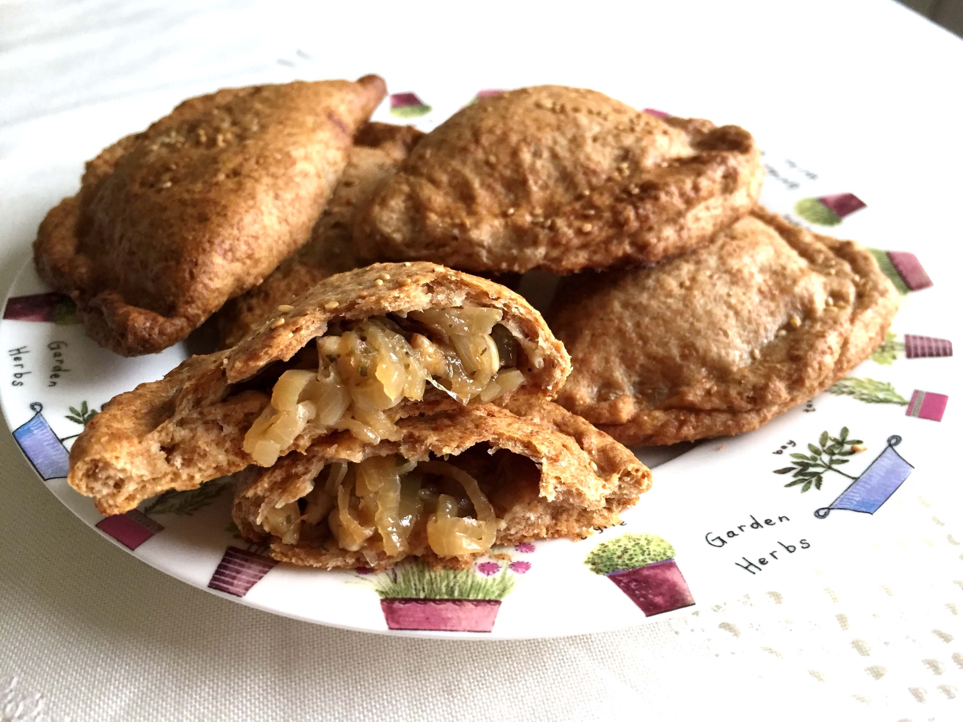 Empanadillas de cebolla y piñones