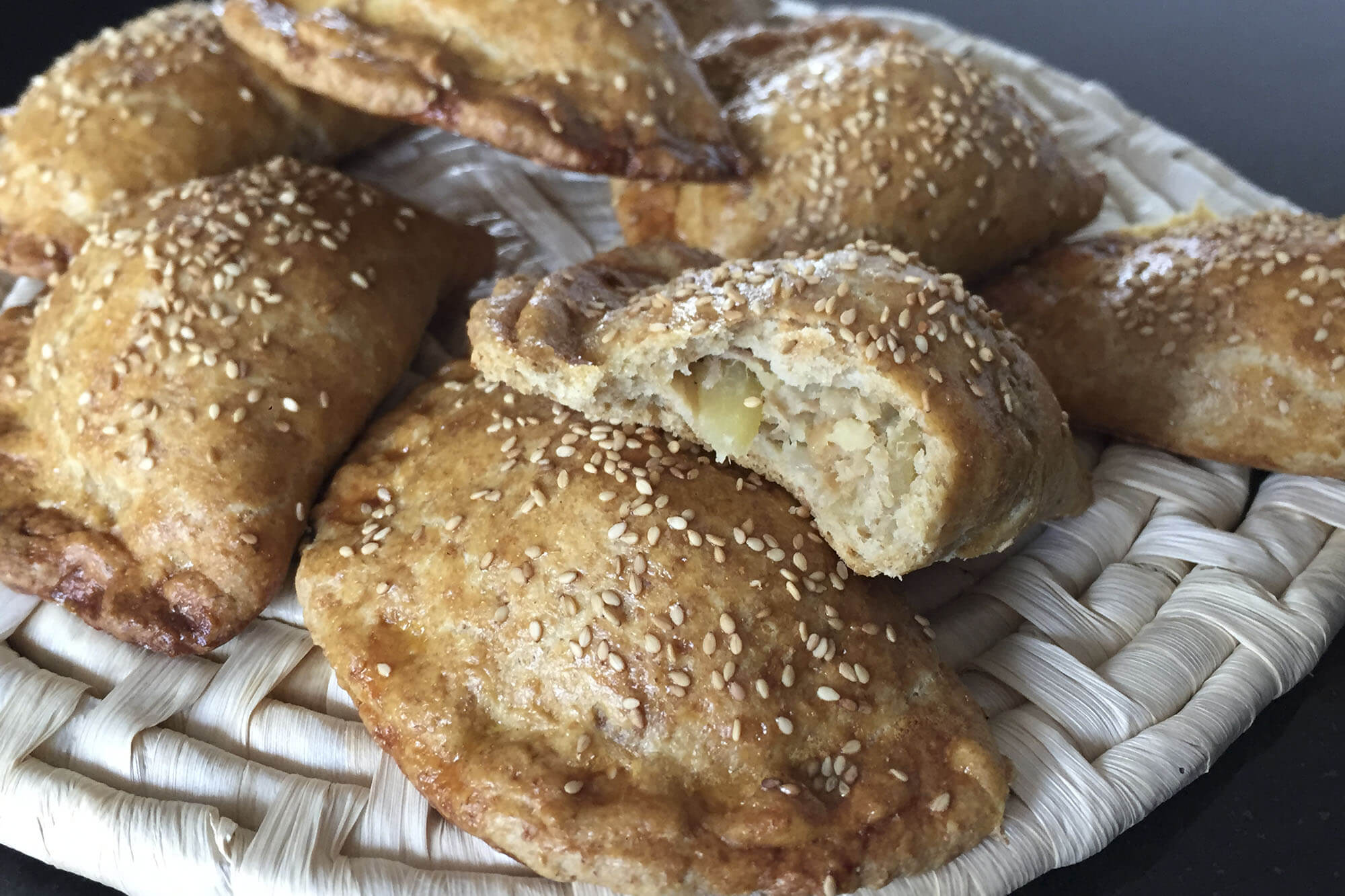 Empanadillas integrales rellenas de patata y atún