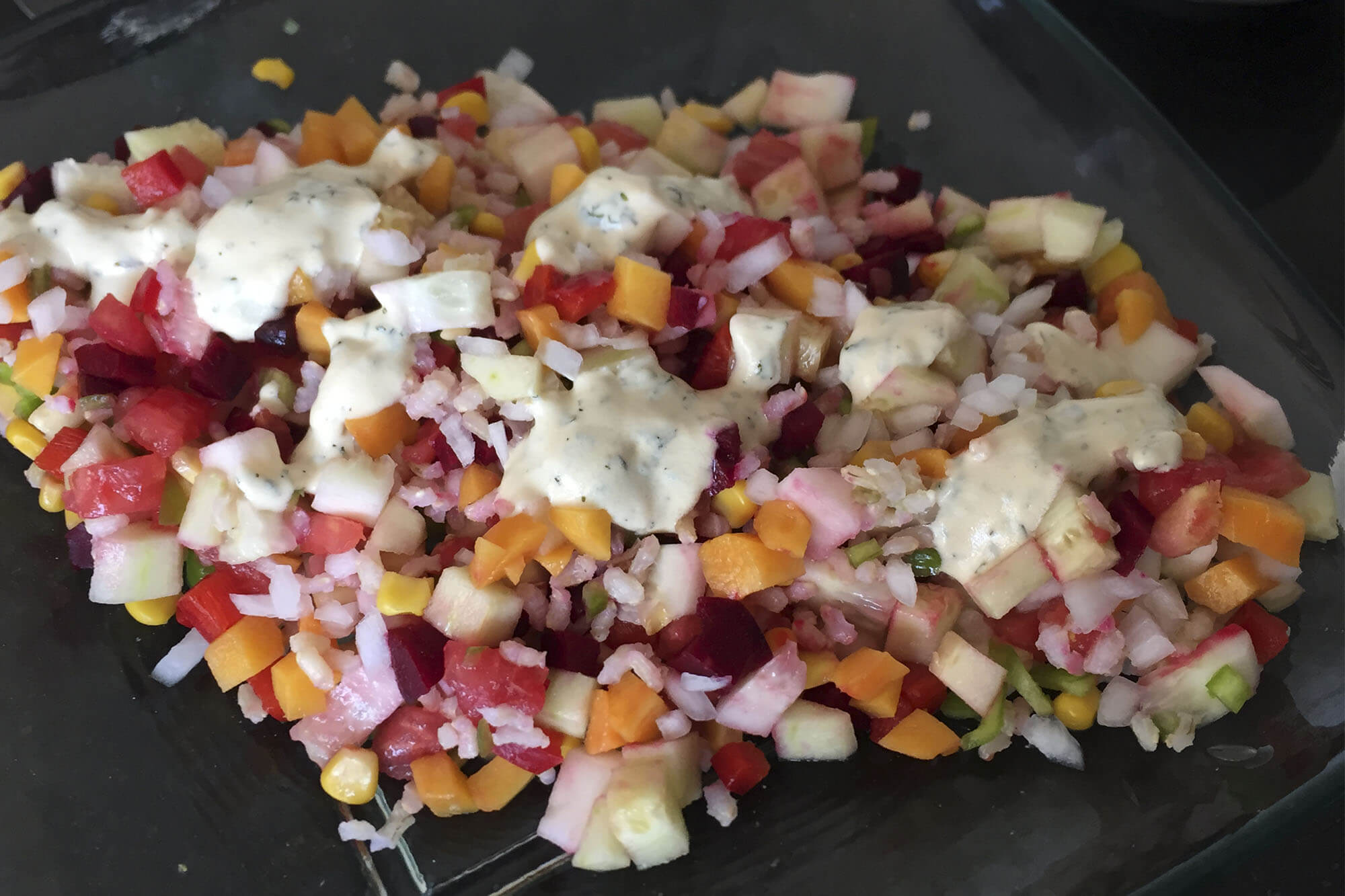 Ensalada de arroz integral con salsa de yogur y tamari
