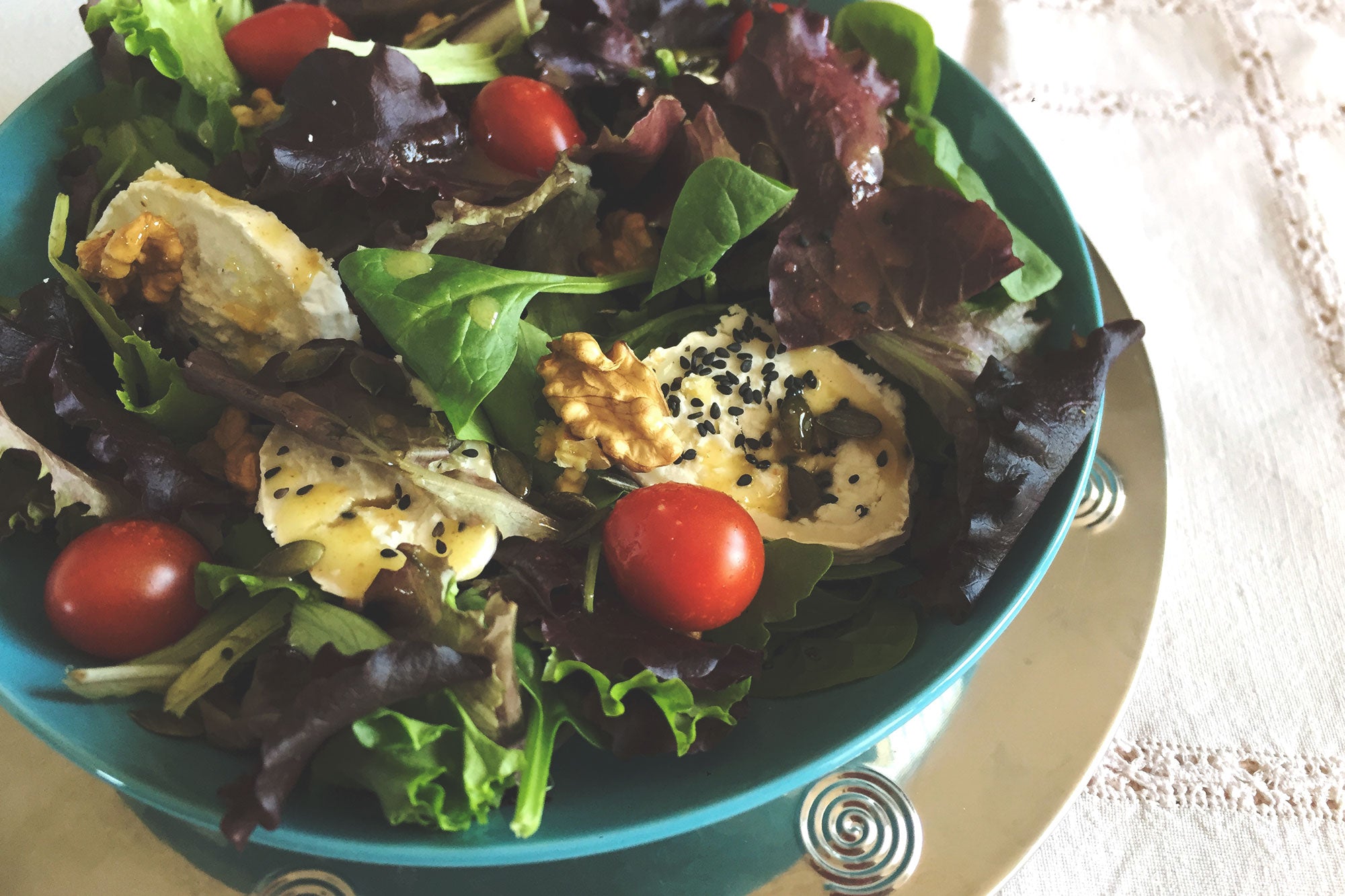 Ensalada de brotes con queso de cabra y nueces