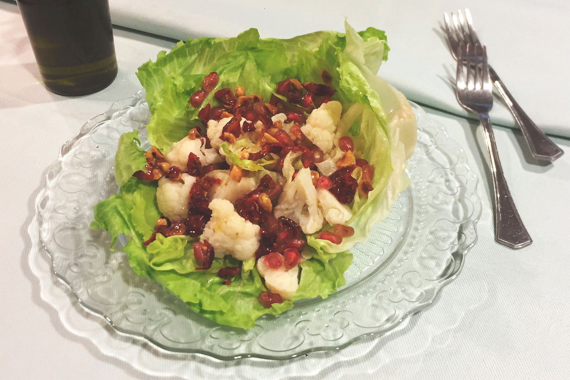Ensalada de coliflor, granada, tomates secos y avellanas