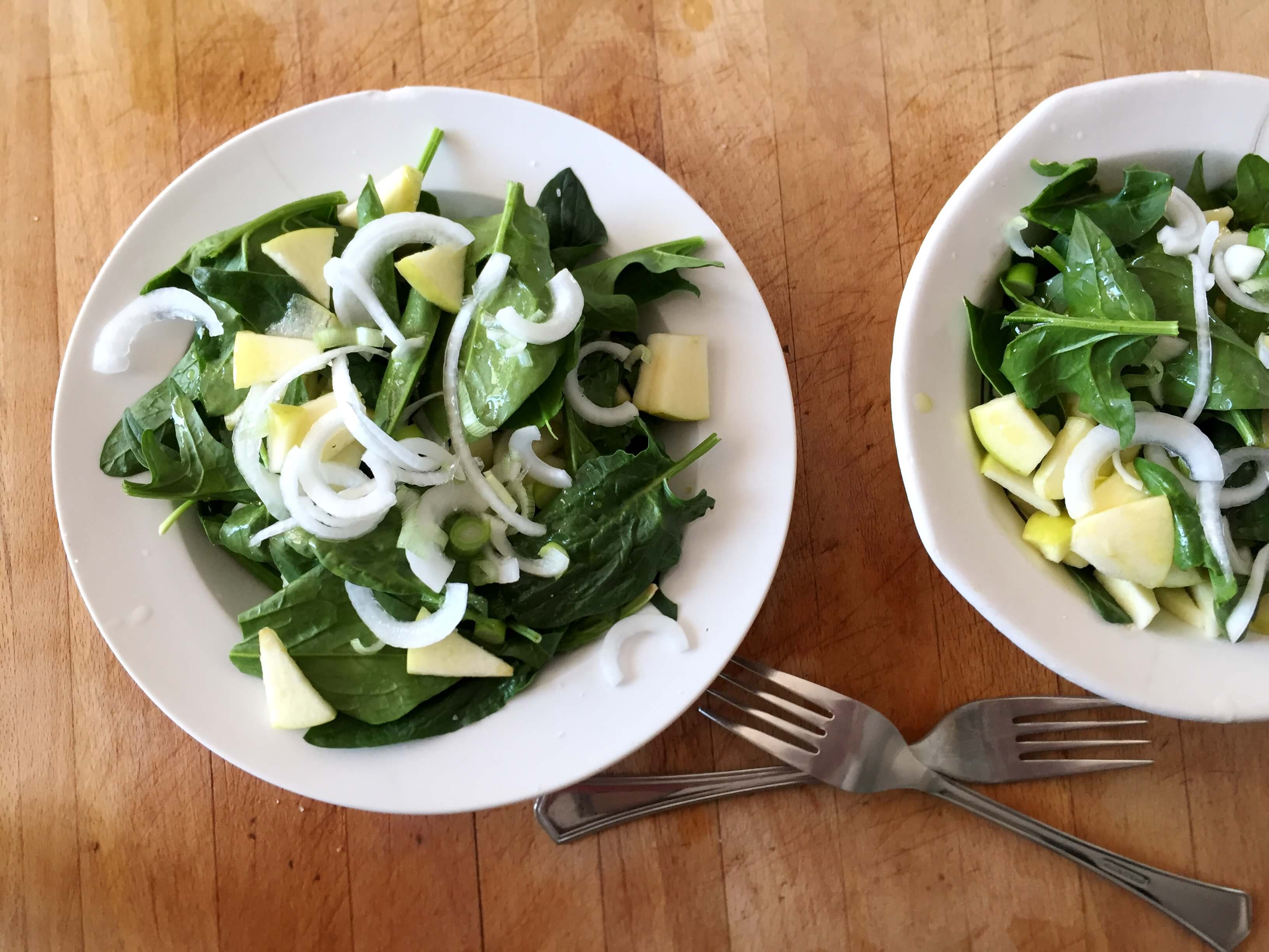 Ensalada de espinacas, manzana y cebolla