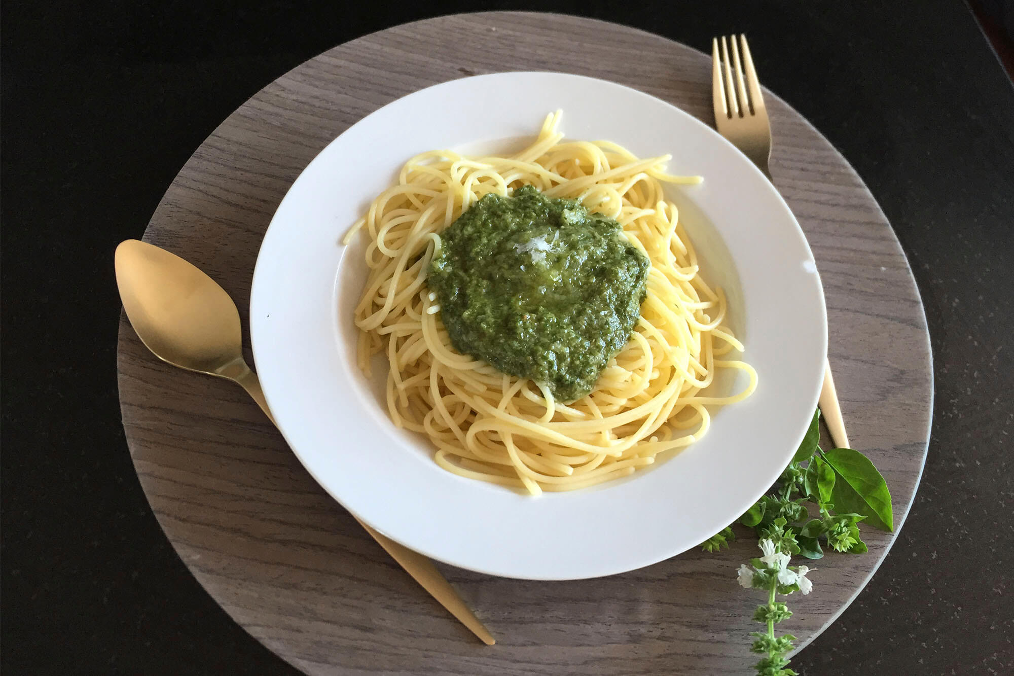 Espaguetis de maíz al pesto