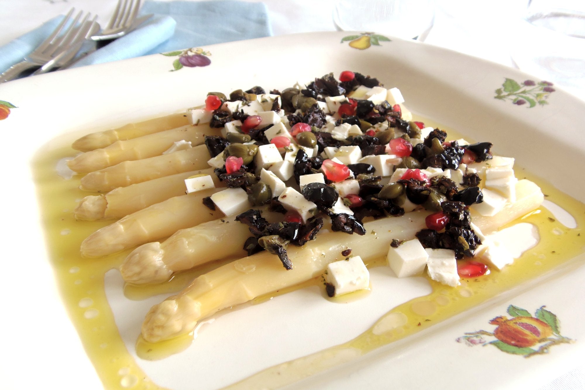 Espárragos con picada de olivas negras, queso y tomate seco