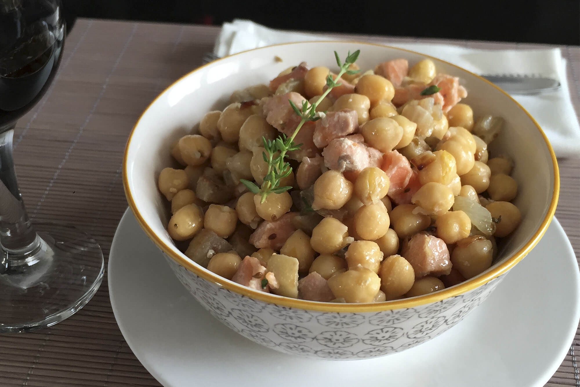 Garbanzos salteados con salmón, berenjena y aromas silvestres