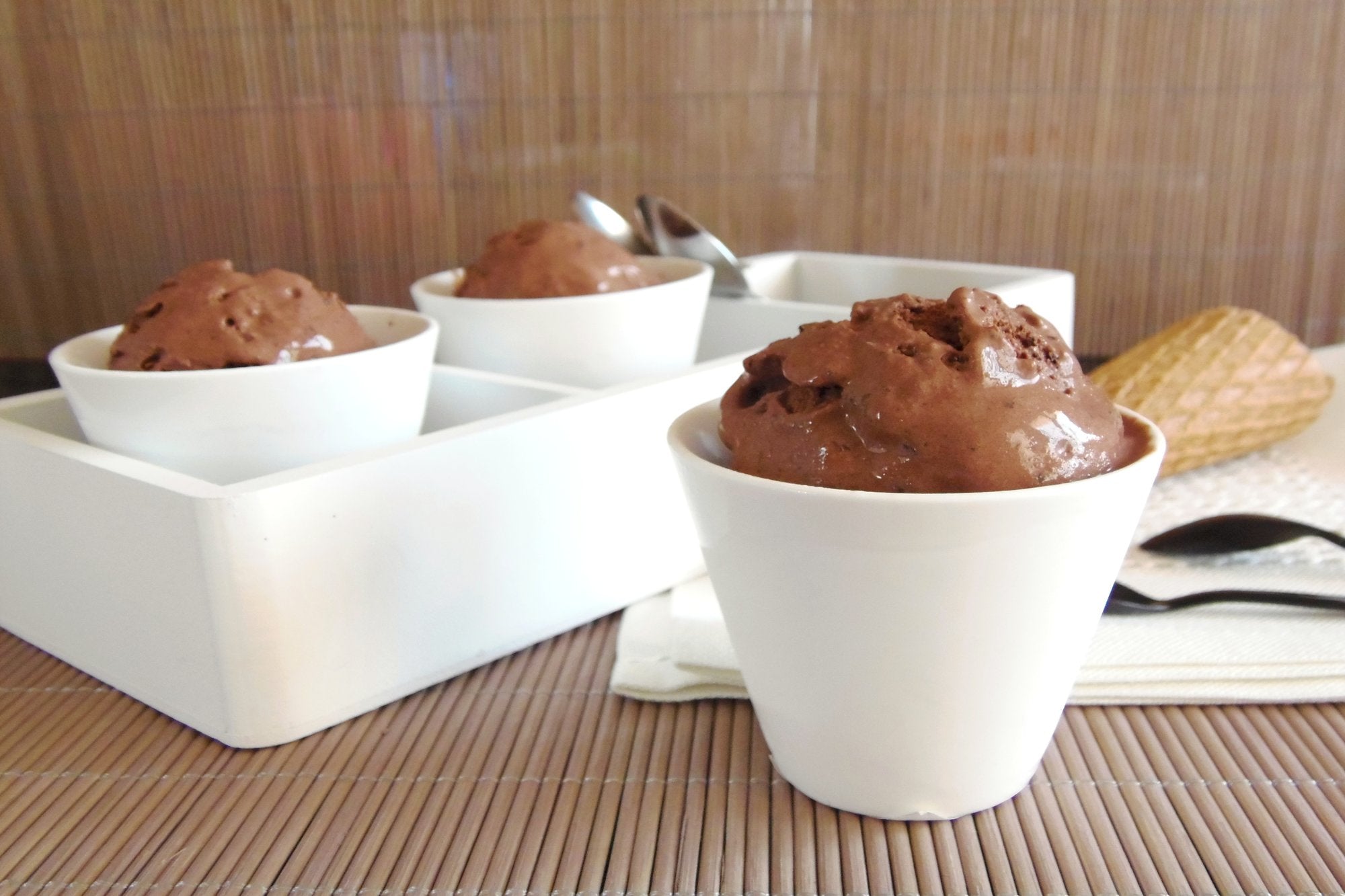 Helado de yogur griego y chocolate sin azúcar