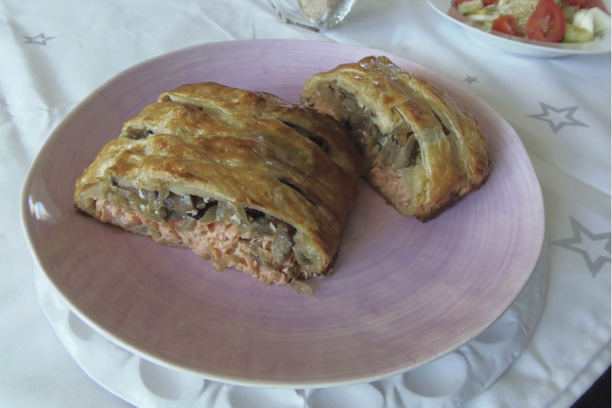 Hojaldre de salmón con setas y alcaparras