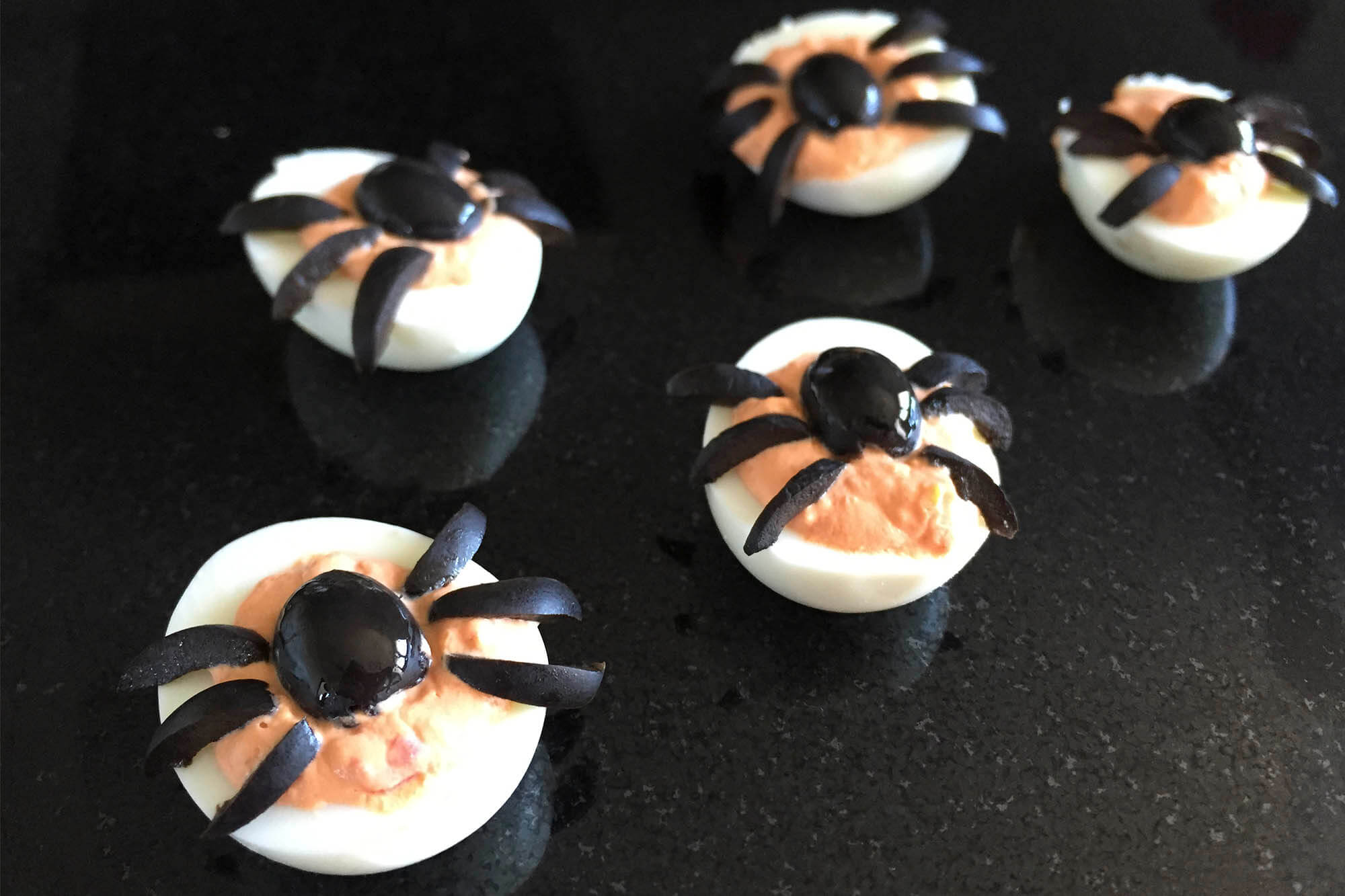 Receta huevos rellenos araña Halloween