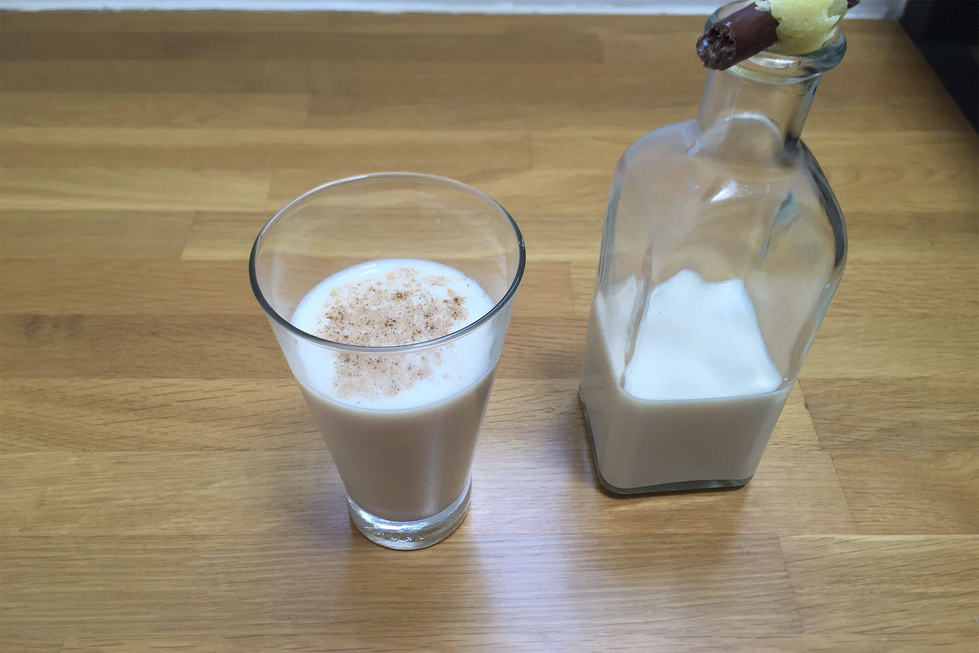 Leche preparada con canela, limón y stevia