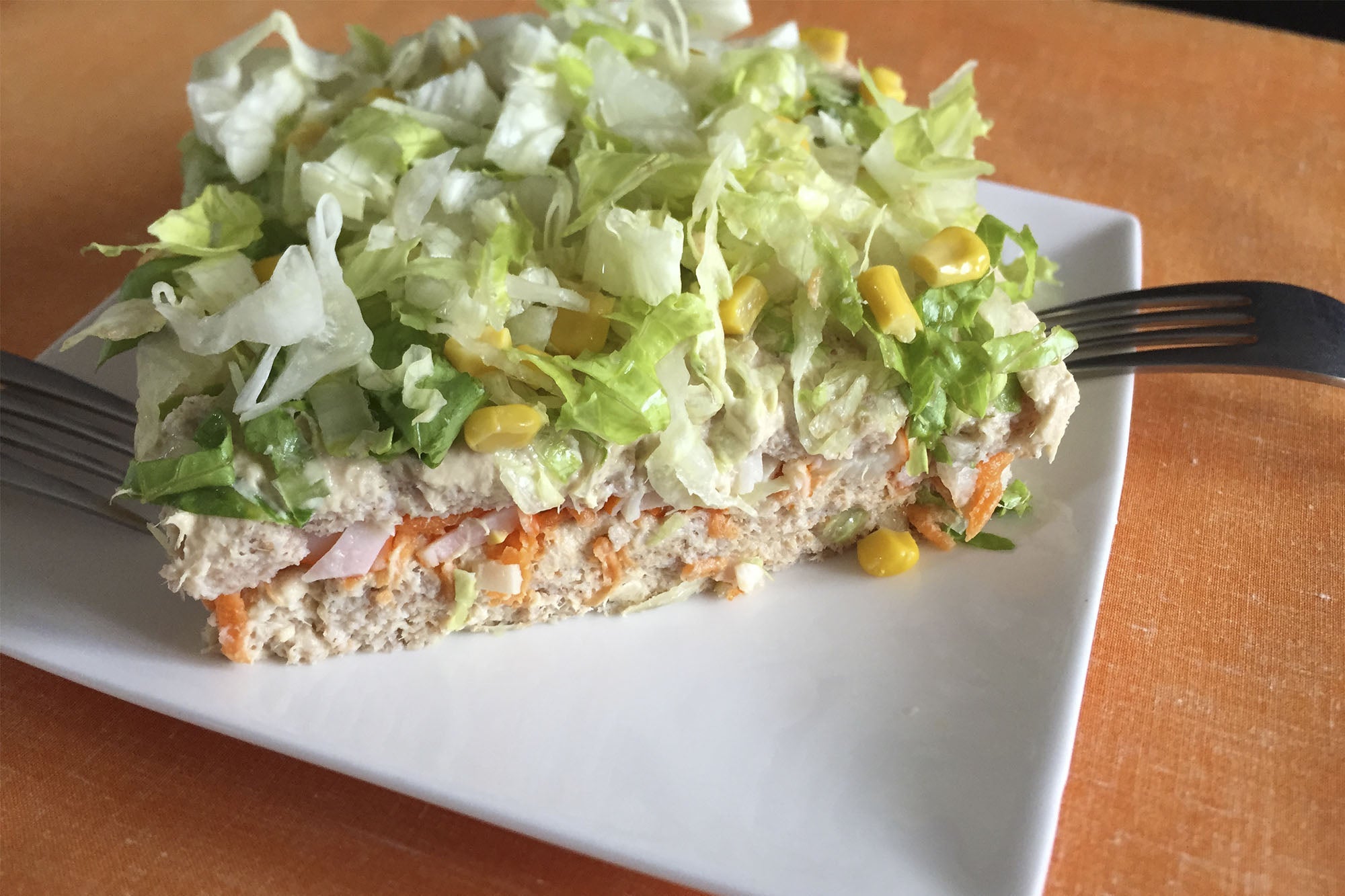 Pastel frío de salmón y surimi con ensalada
