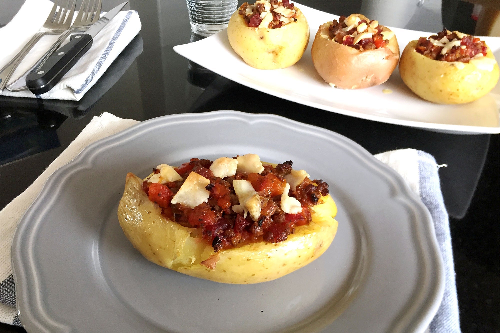 Patatas rellenas de verdura y carne