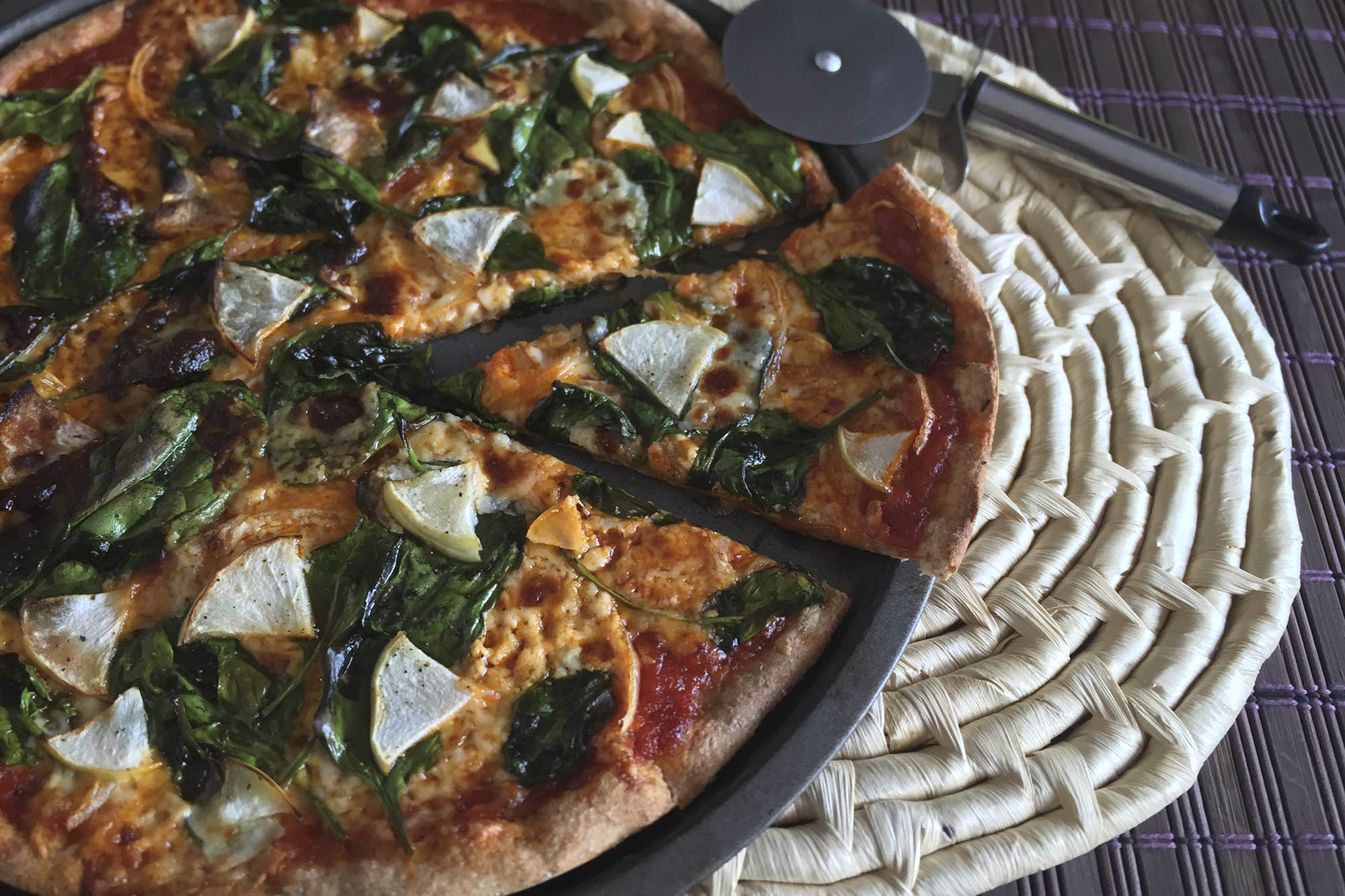 Pizza de espelta integral con espinacas y queso de cabra