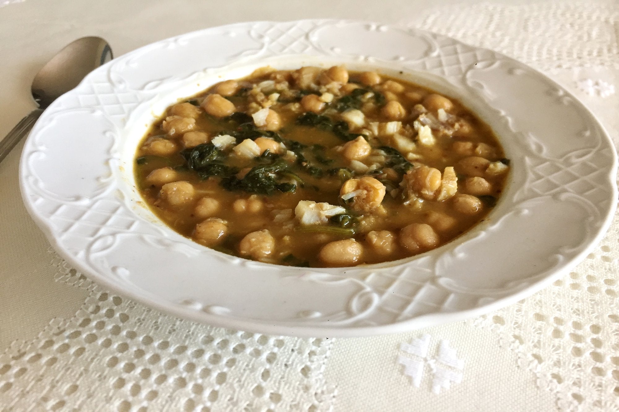Potaje de garbanzos con espinacas y bacalao