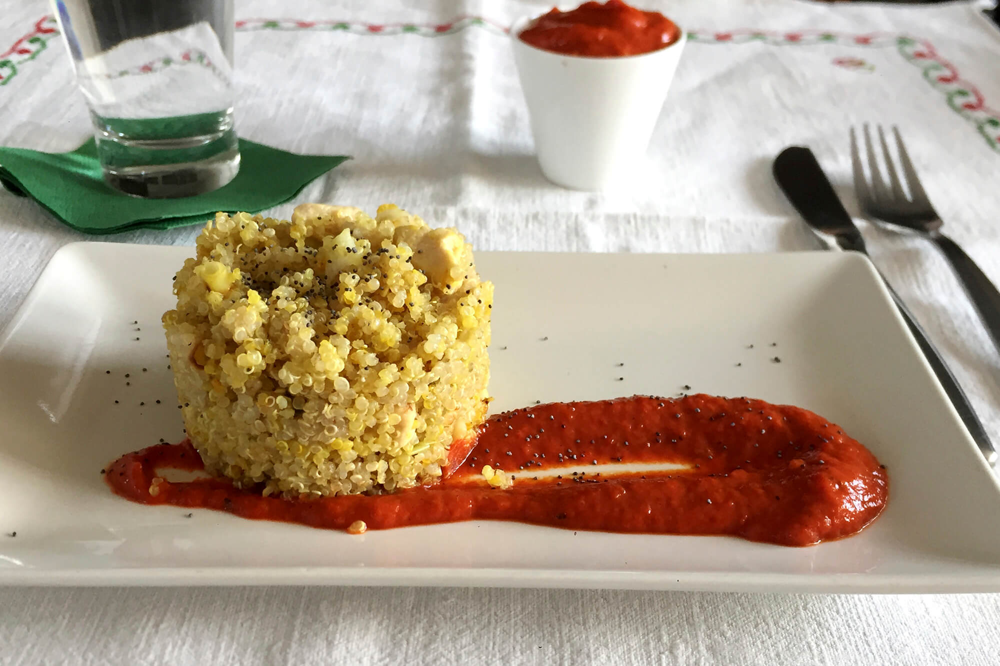 Quinoa con pollo y salsa de piquillos