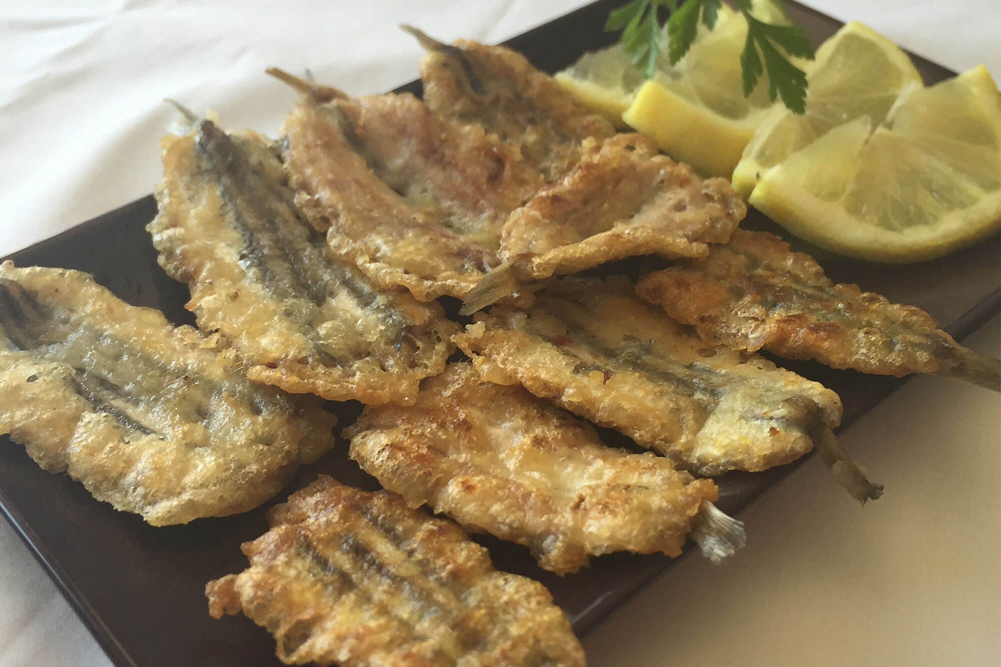 Boquerones Rebozados al Limón: El Sabor del Mediterráneo en tu Mesa