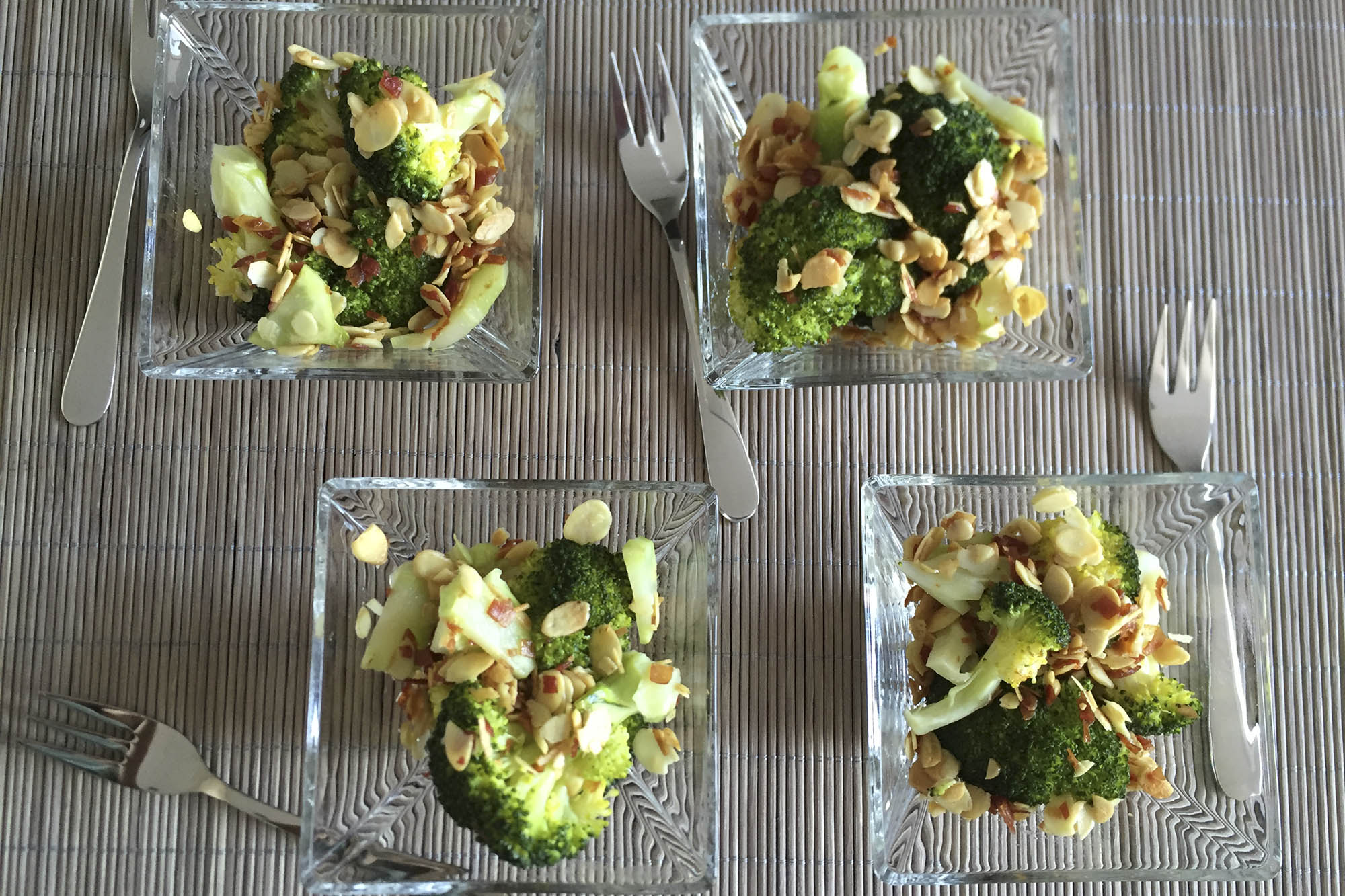 Salteado saludable de brócoli con almendras y jamón