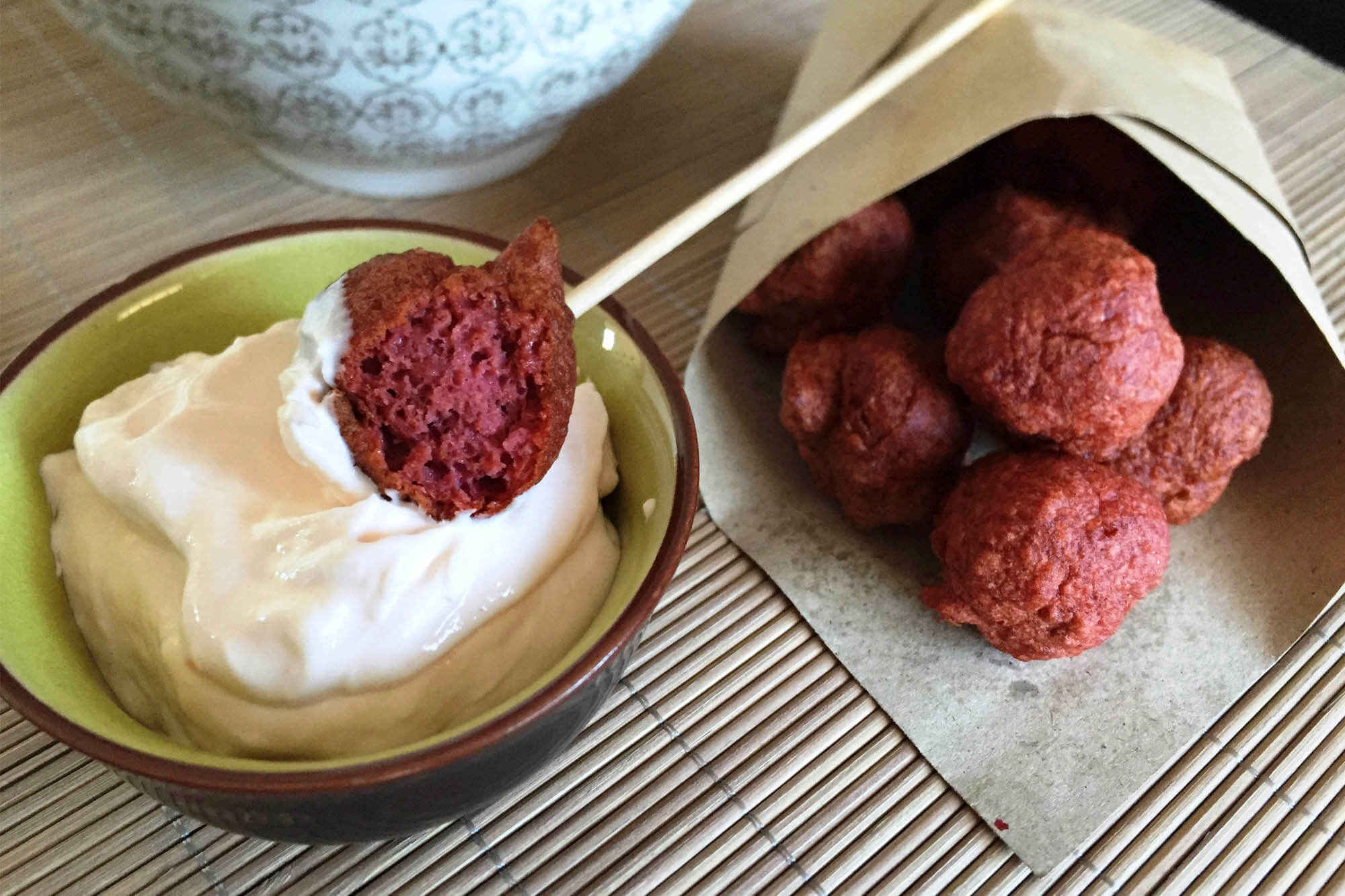 Buñuelos de remolacha con crema de queso y salmón