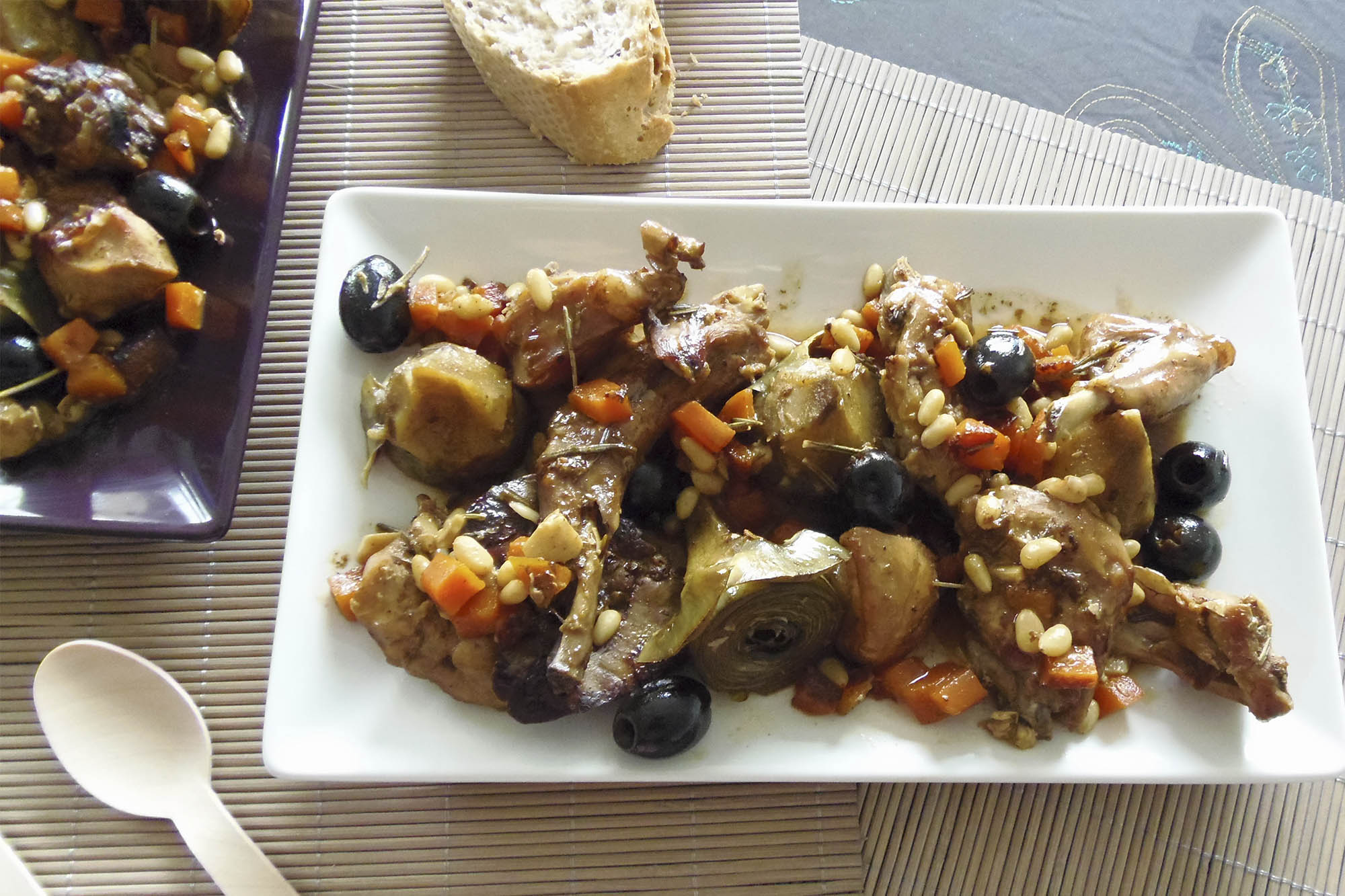 Conejo con alcachofas y piñones