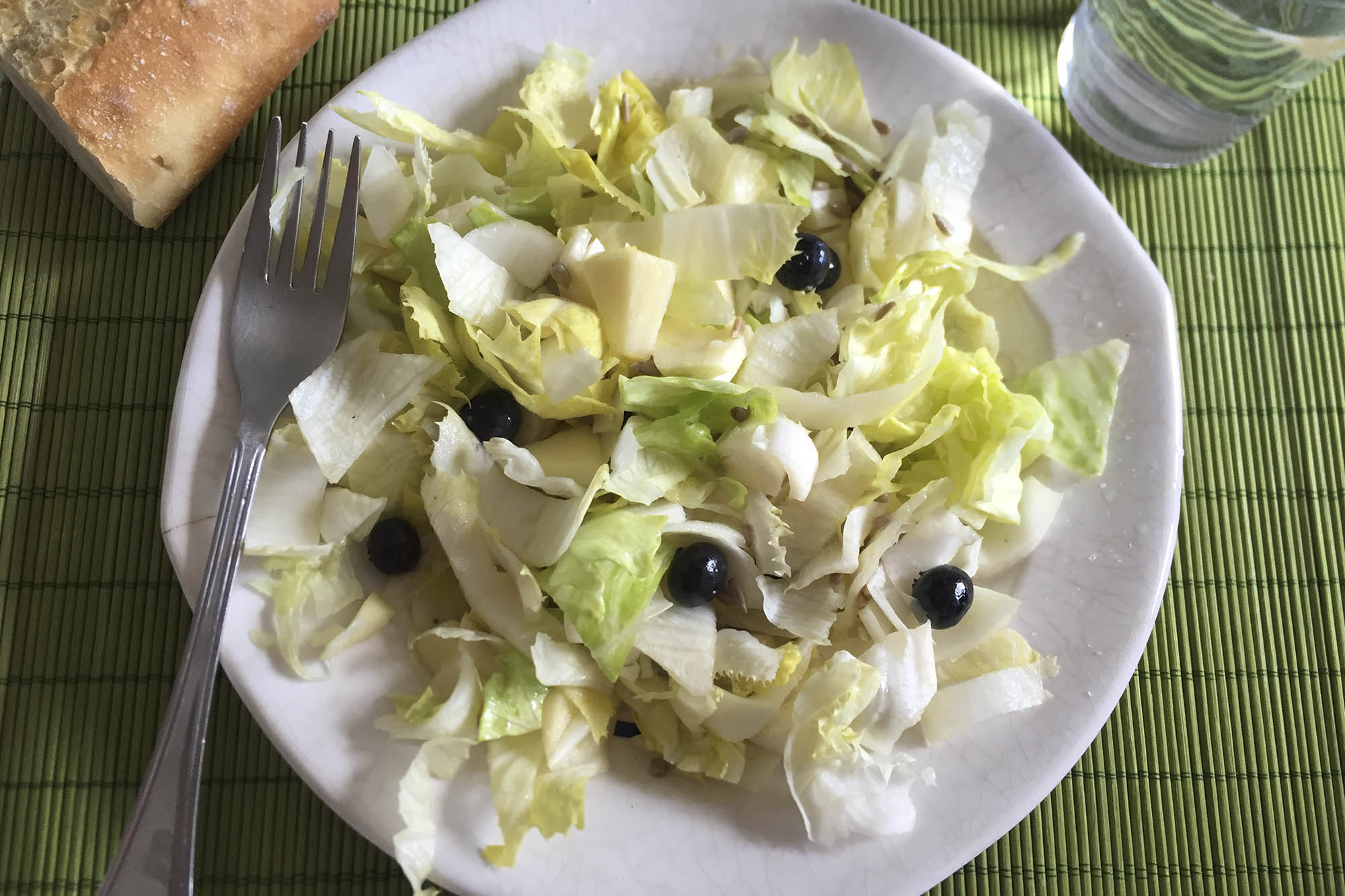 Ensalada de endibias, manzana y arándanos