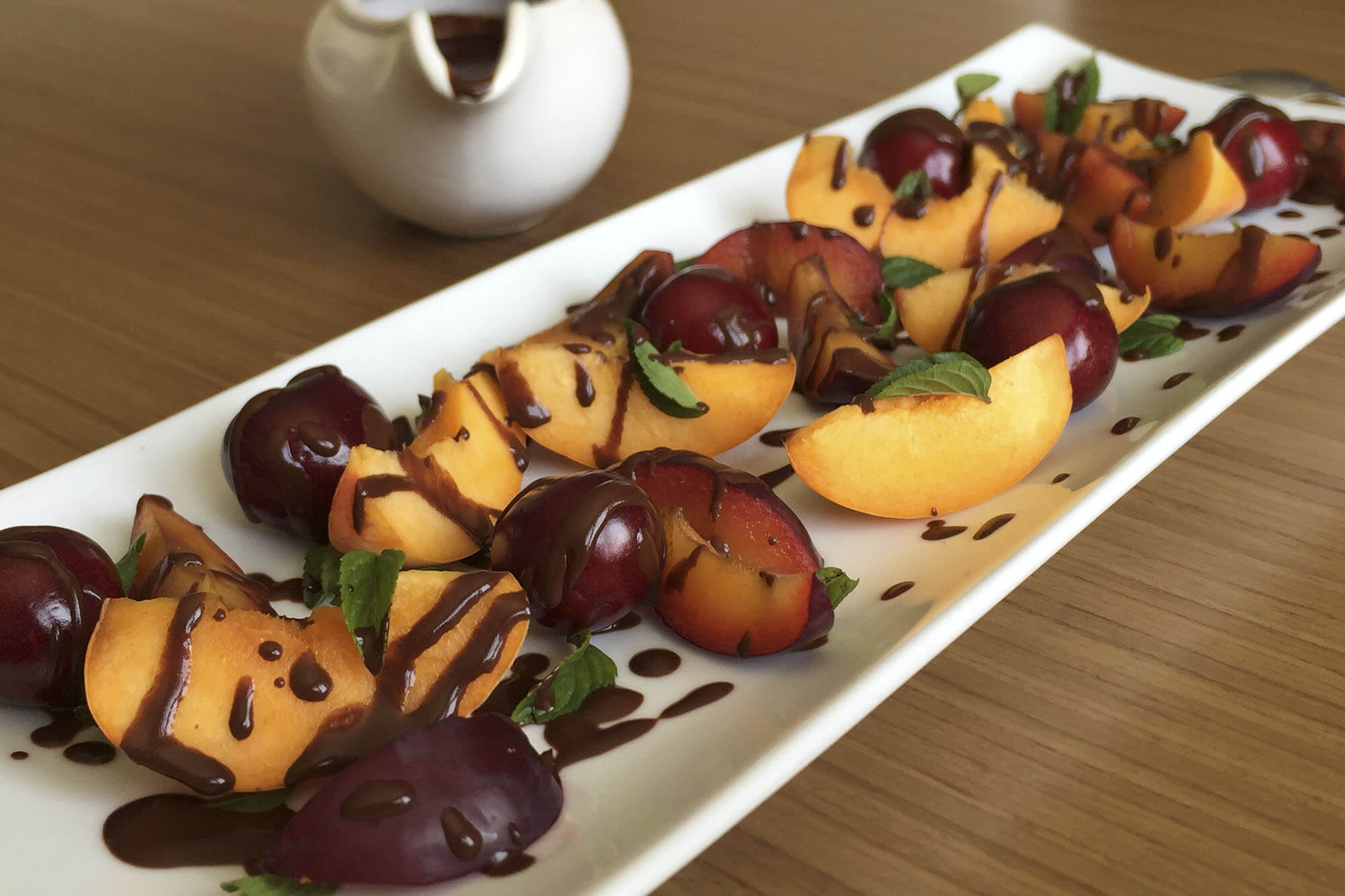 Ensalada de frutas con salsa de chocolate sin azúcar refinado