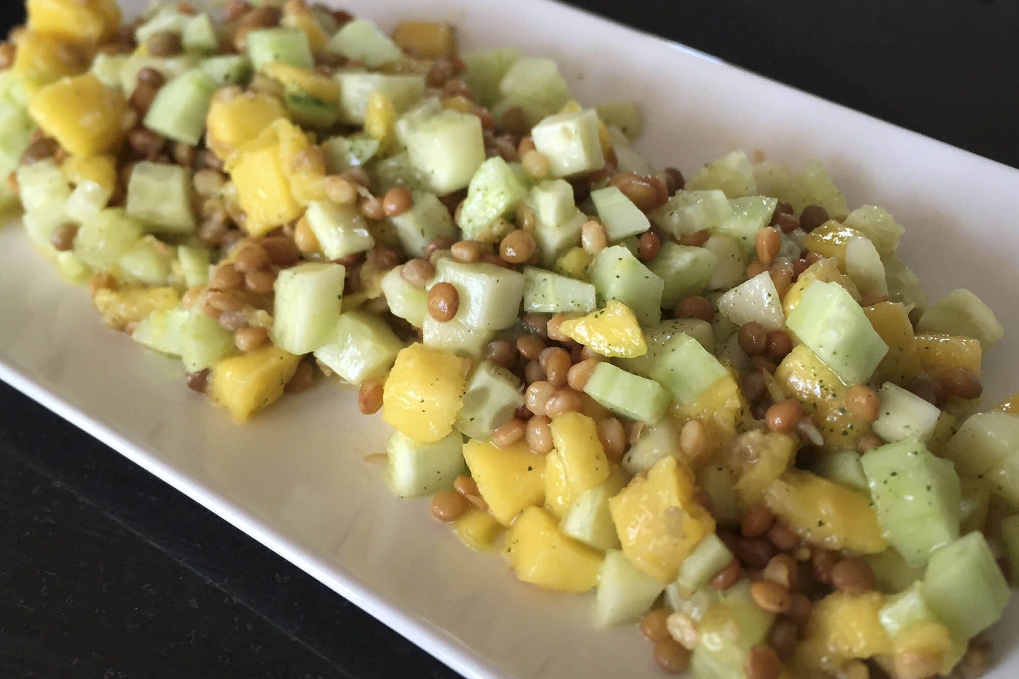 Ensalada de lentejas, alficoz y mango con aceite de menta