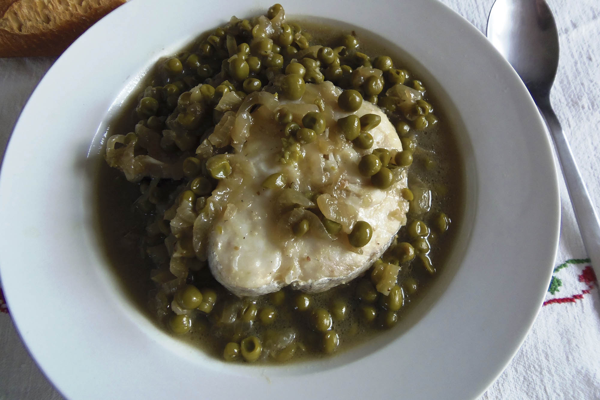 Guisantes con merluza a la cerveza