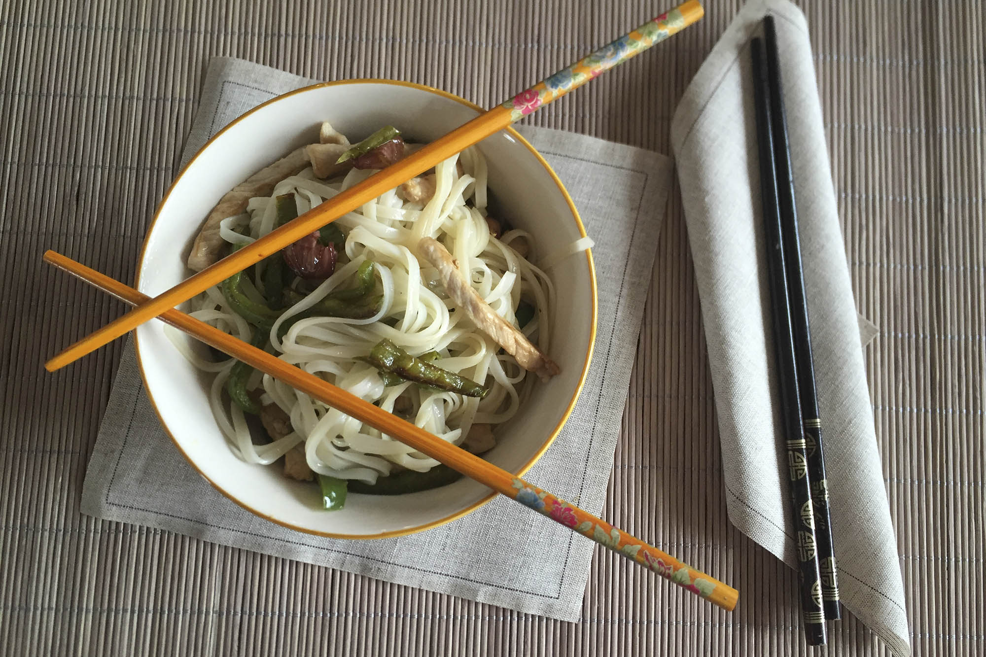 Noodles con lomo y pimientos