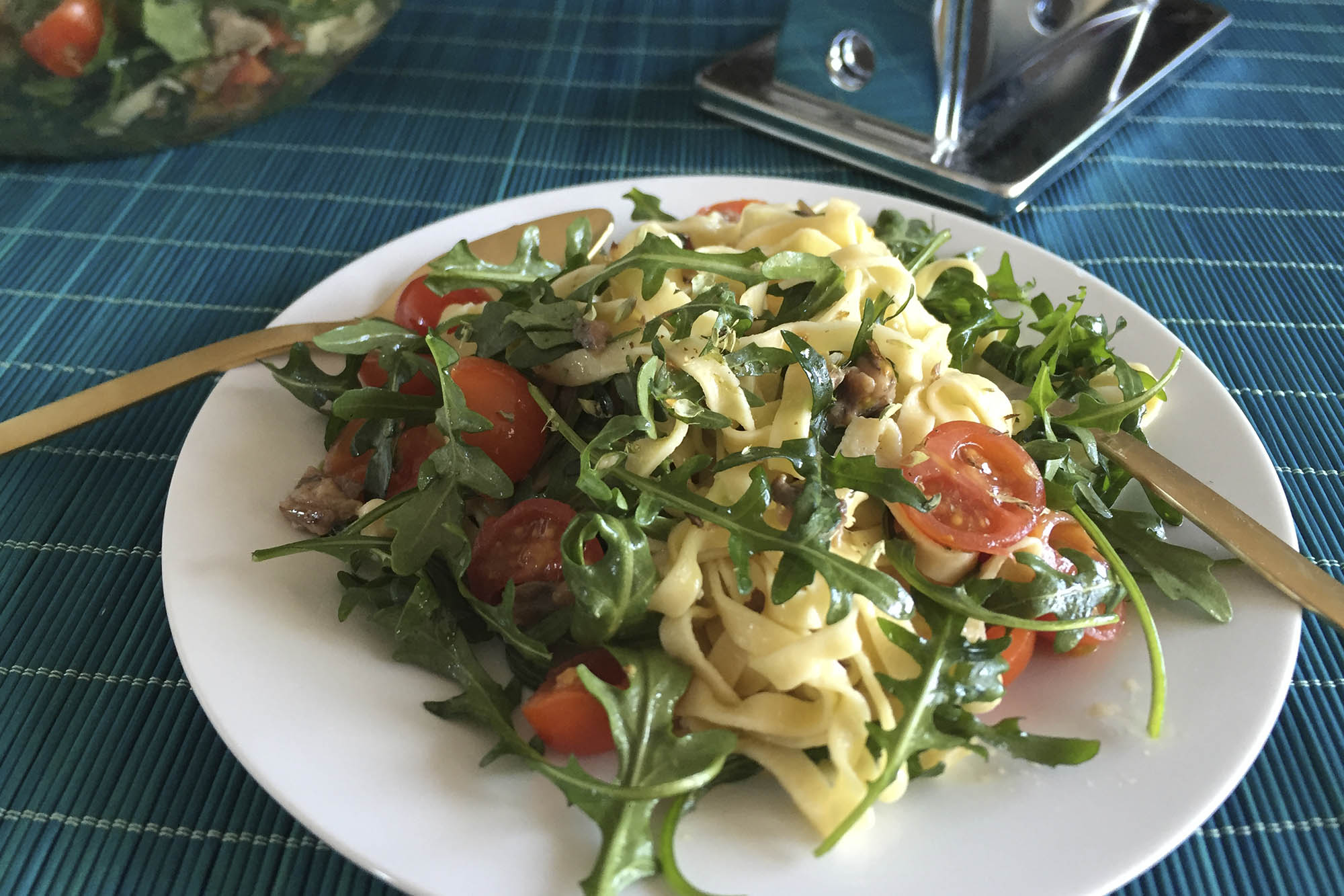 Pasta fresca al huevo con rúcula, cherrys y anchoas