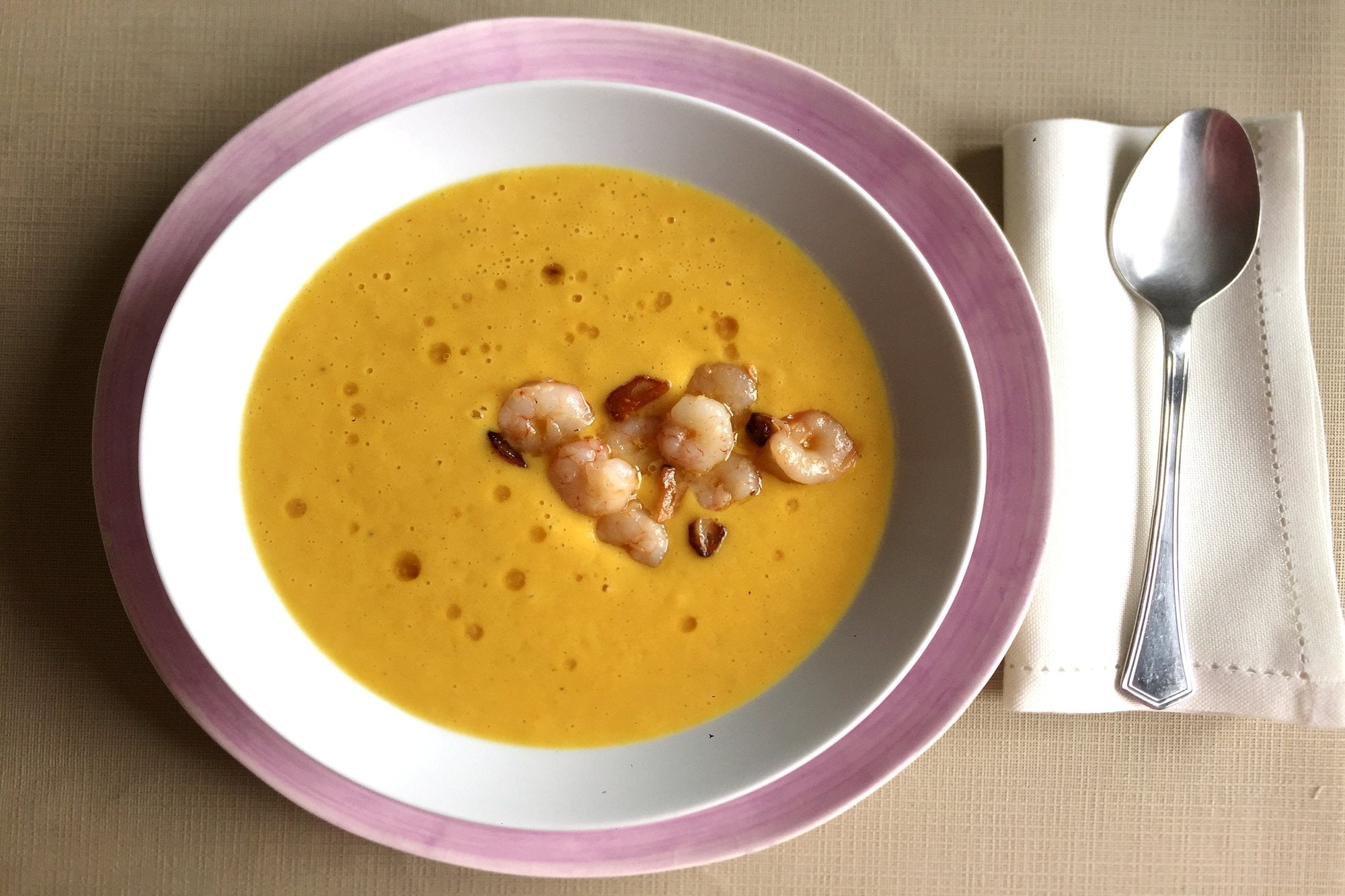 Crema de alubias con gambas picantes