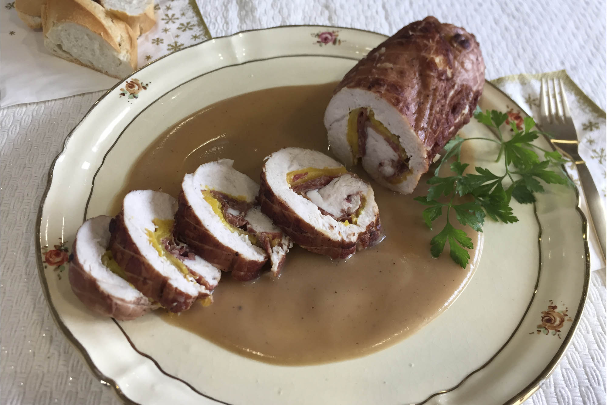 Rollo de pavo relleno con jamón y mango