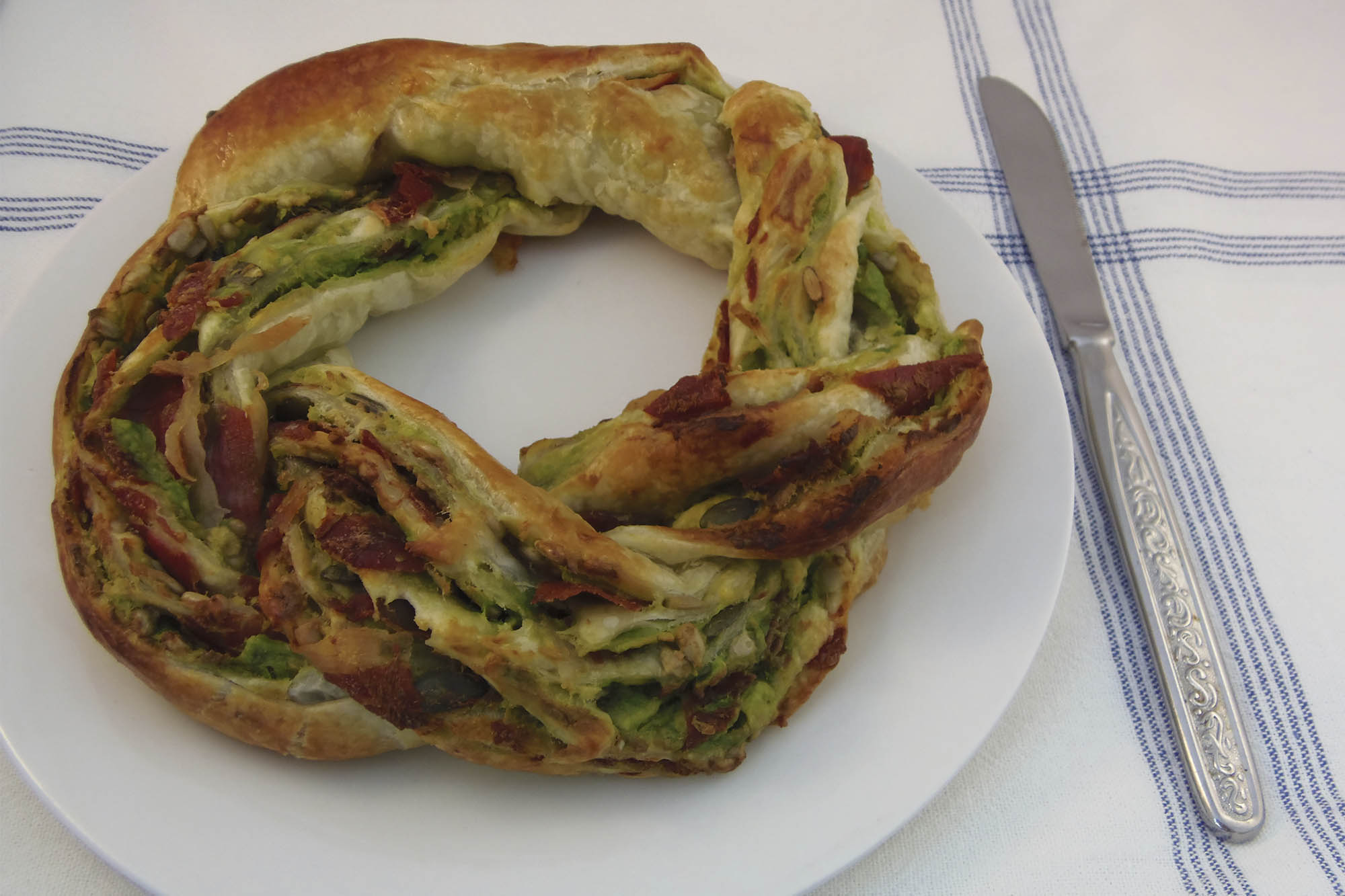Rosco de hojaldre con jamón y aguacate