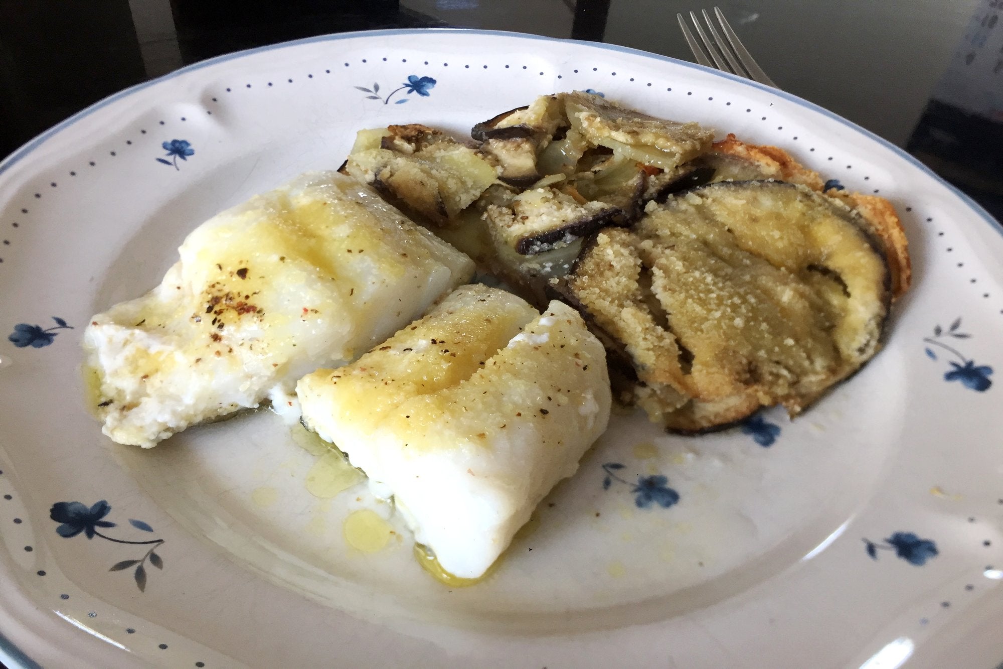 Bacalao con berenjena, patata y almendras al papillote