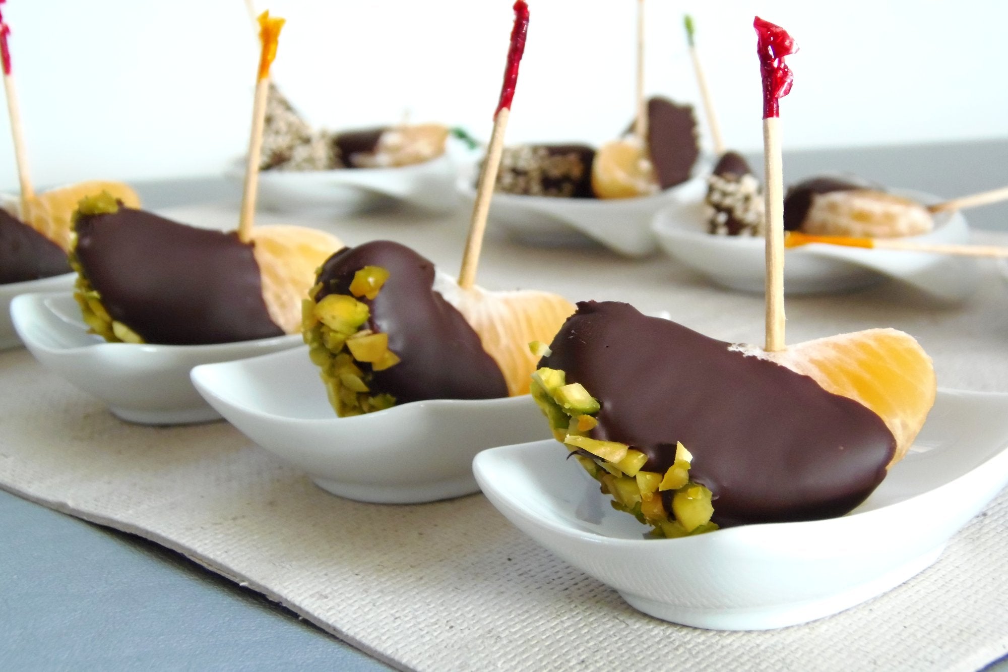 Brochetas de mandarina con chocolate negro y frutos secos