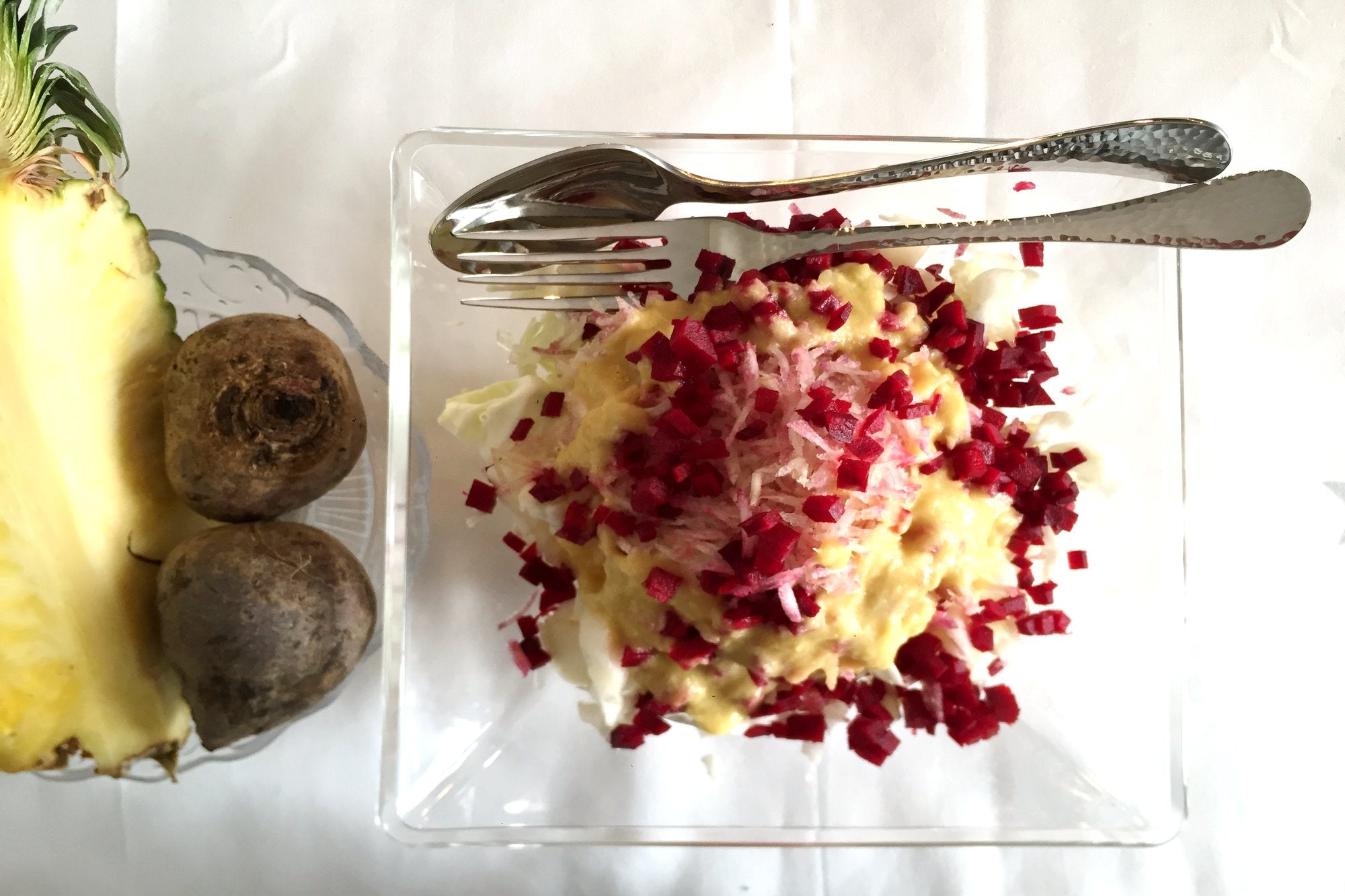 Ensalada de col, zanahoria y remolacha con salsa de piña
