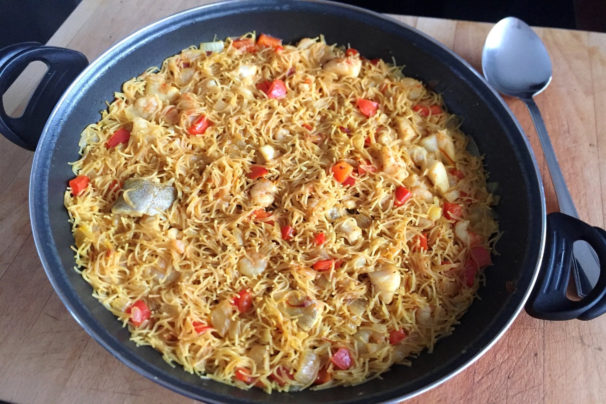Fideuá de bacalao y gambas