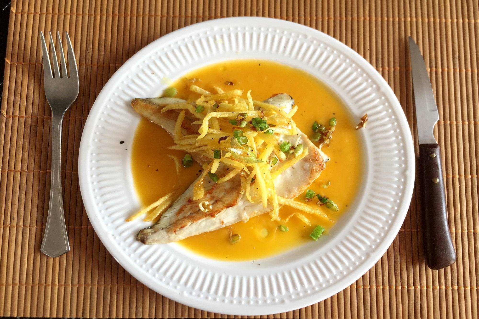 Lubina con crema de calabaza y patatas