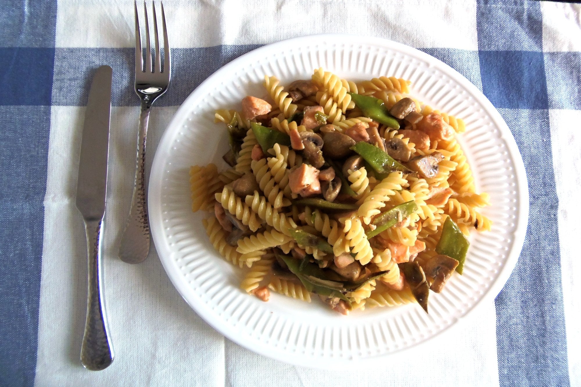Pasta con salmón y verduras